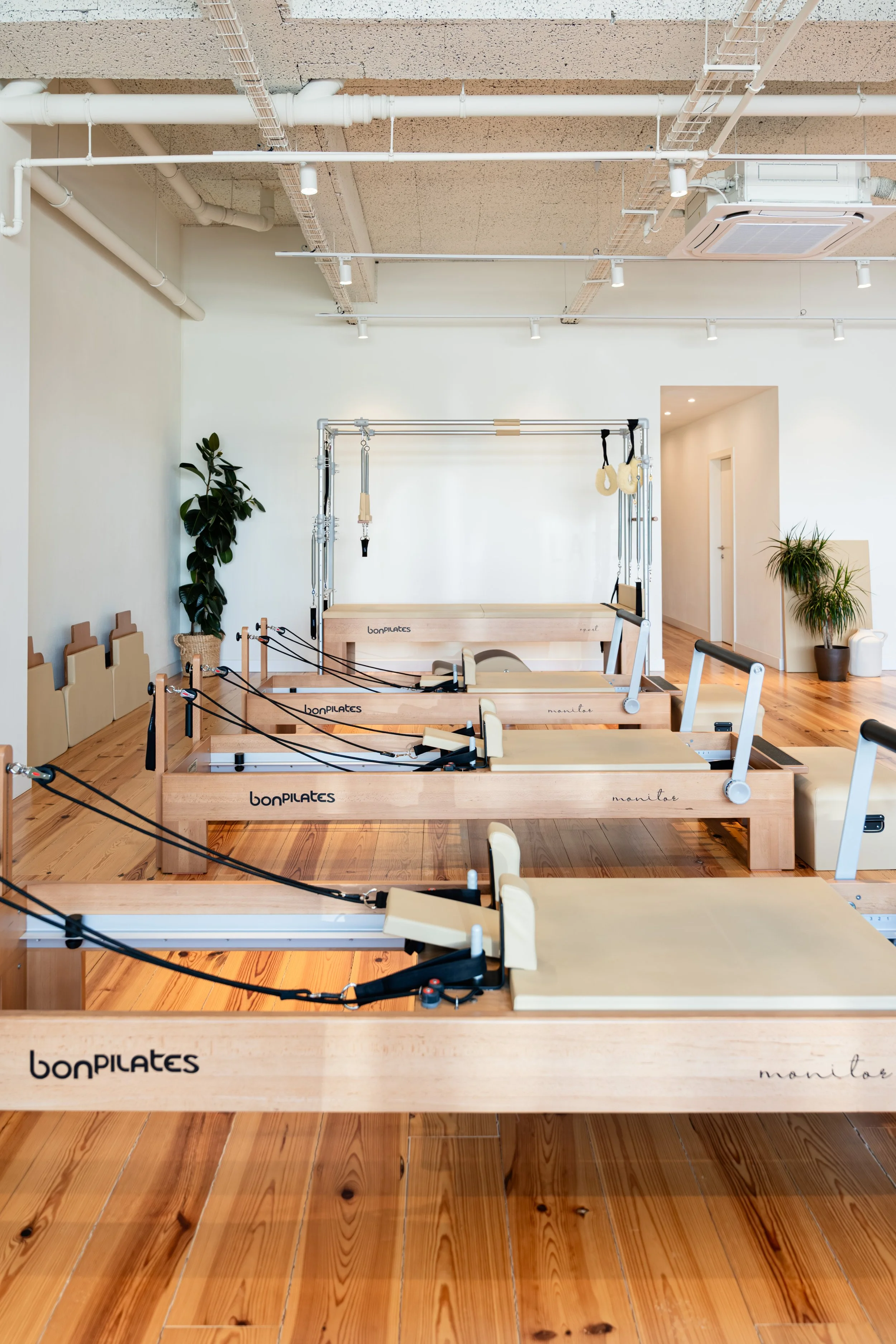 Espaço do Plenum Studio em Braço de Prata, Marvila, dedicado ao Pilates com Reformers, Cadillac e Wall Units, proporcionando aulas personalizadas e em pequenos grupos. #PlenumClub