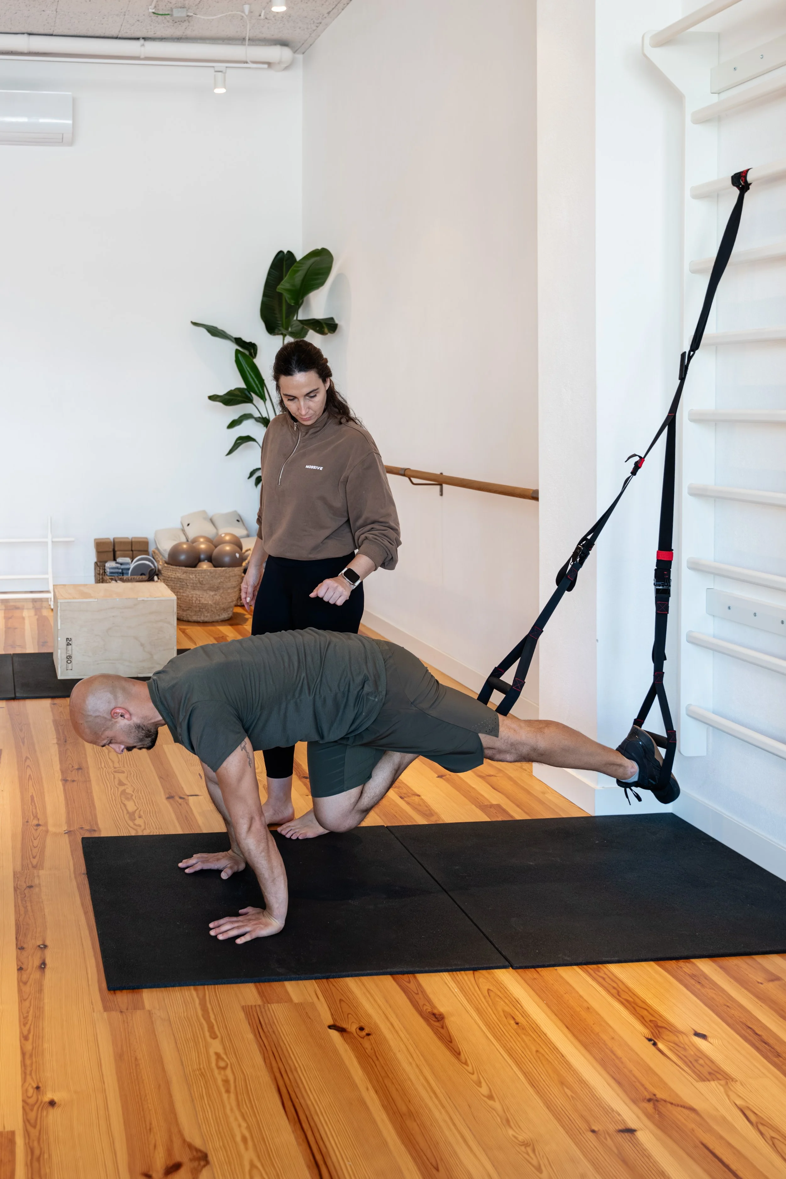 Treino funcional masculino com TRX no Plenum Studio, Lisboa