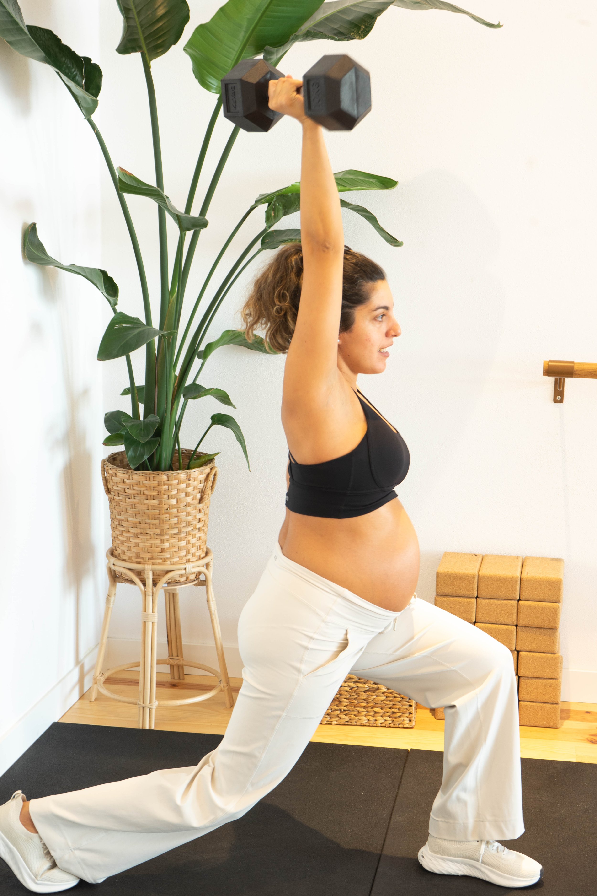 Treino funcional pré-parto com halter no Plenum Studio