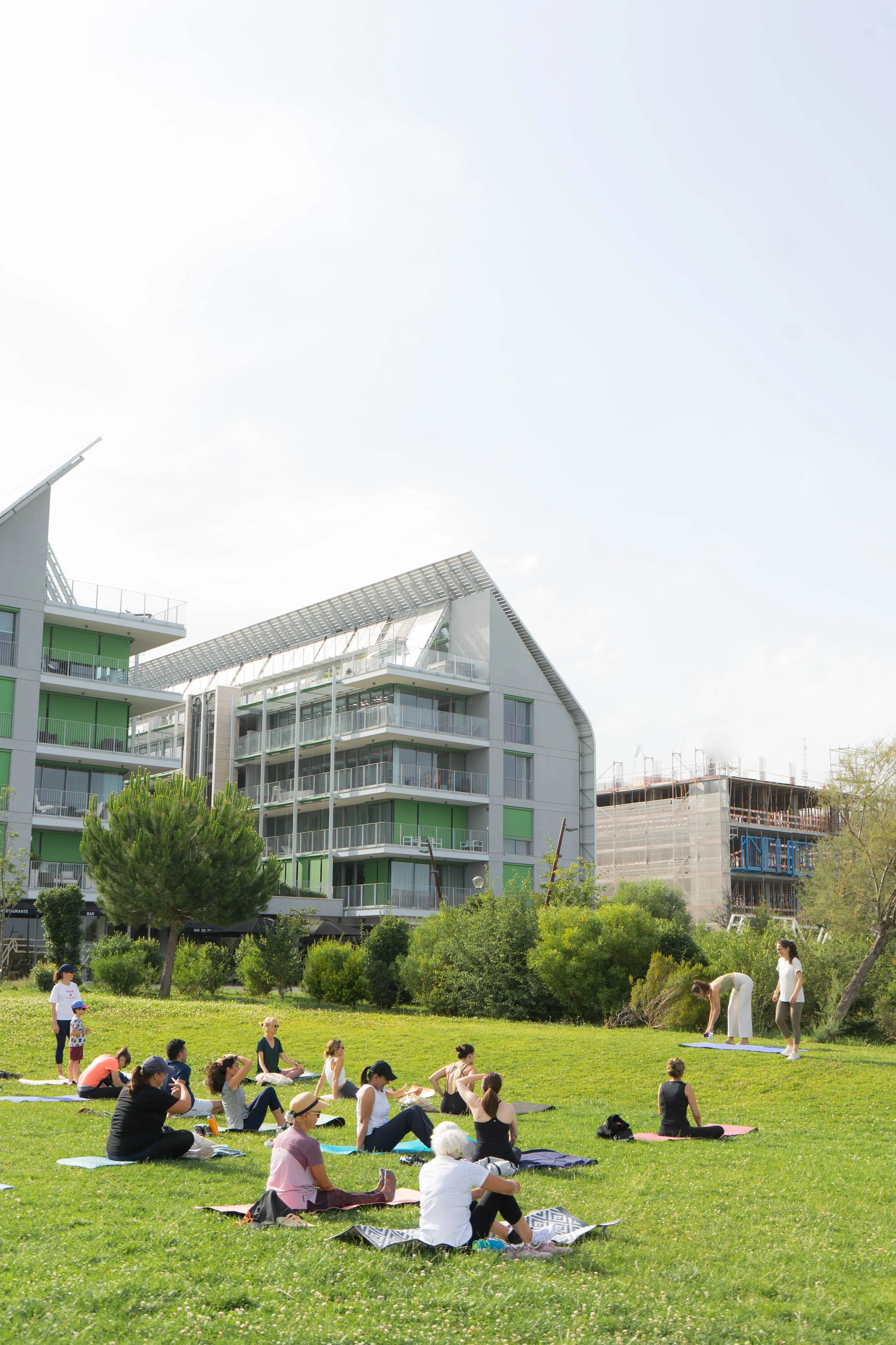 Aula de Pilates em grupo junto ao rio no Riverside Prata com o Plenum Studio Lisboa