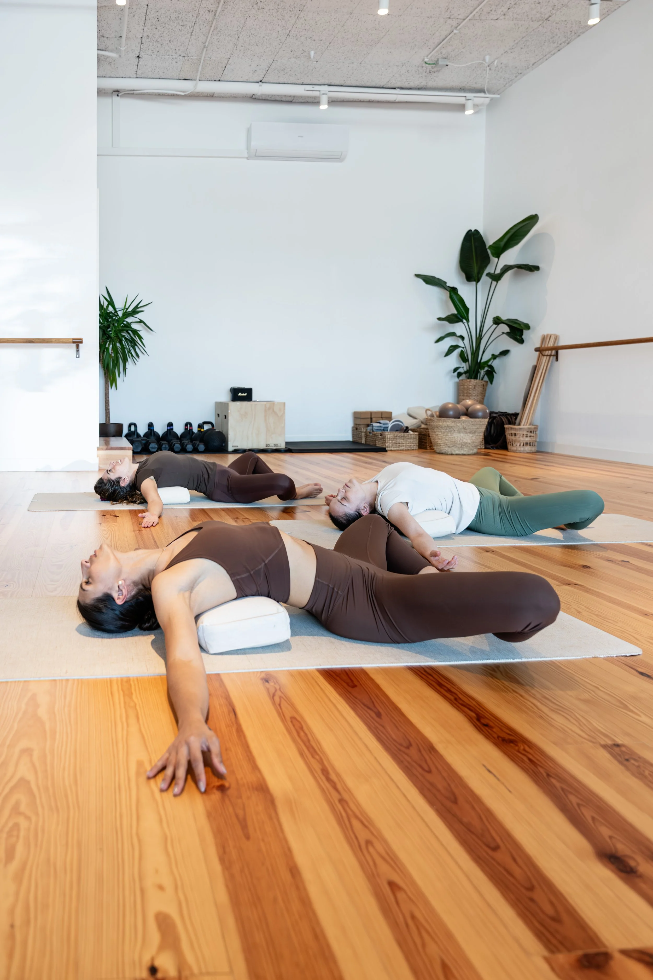 Pose de descanso de Yoga no Plenum Studio, Lisboa