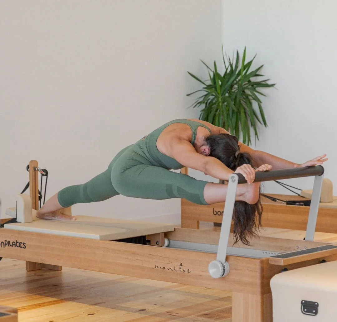 Aula personalizada de Pilates em estúdio em Braço de Prata, Lisboa, com trabalho de fortalecimento e alongamento.