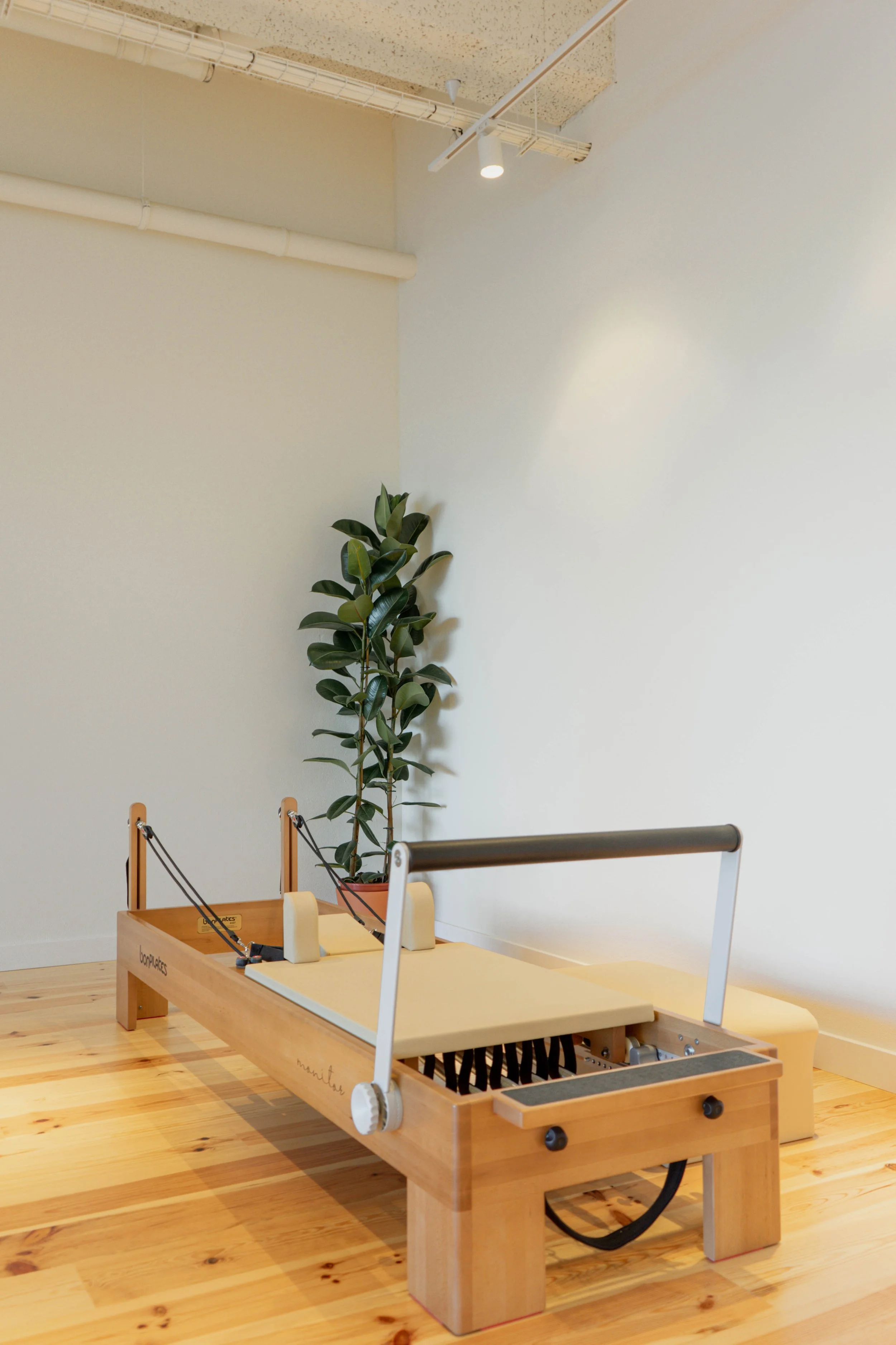 Equipamento de Pilates Reformer no Plenum Studio