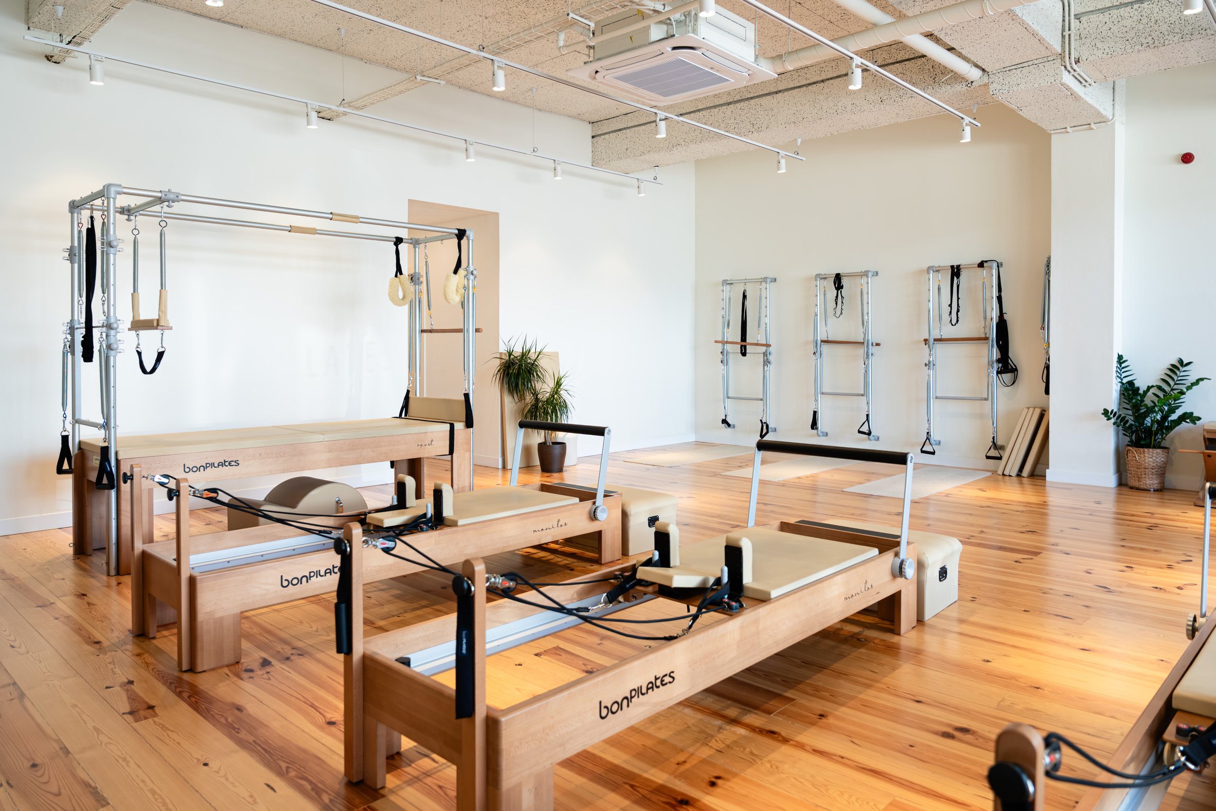 Pilates no Plenum Studio, localizado em Braço de Prata, Marvila, Lisboa, com equipamentos profissionais como Reformers, Cadillac e Wall Units.