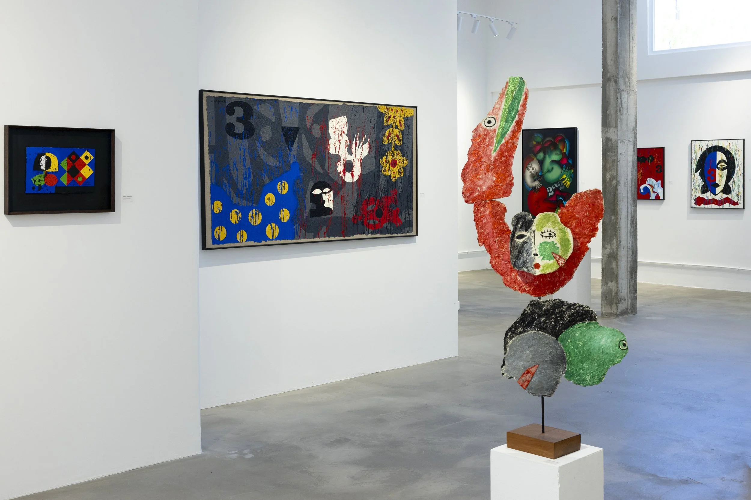 Espaço expositivo da Galeria Nicolau Nasoni no Porto, com pinturas, esculturas e obras de arte contemporânea em exposição do artista português contemporâneo José de Guimarães, na exposição L'Héritage.