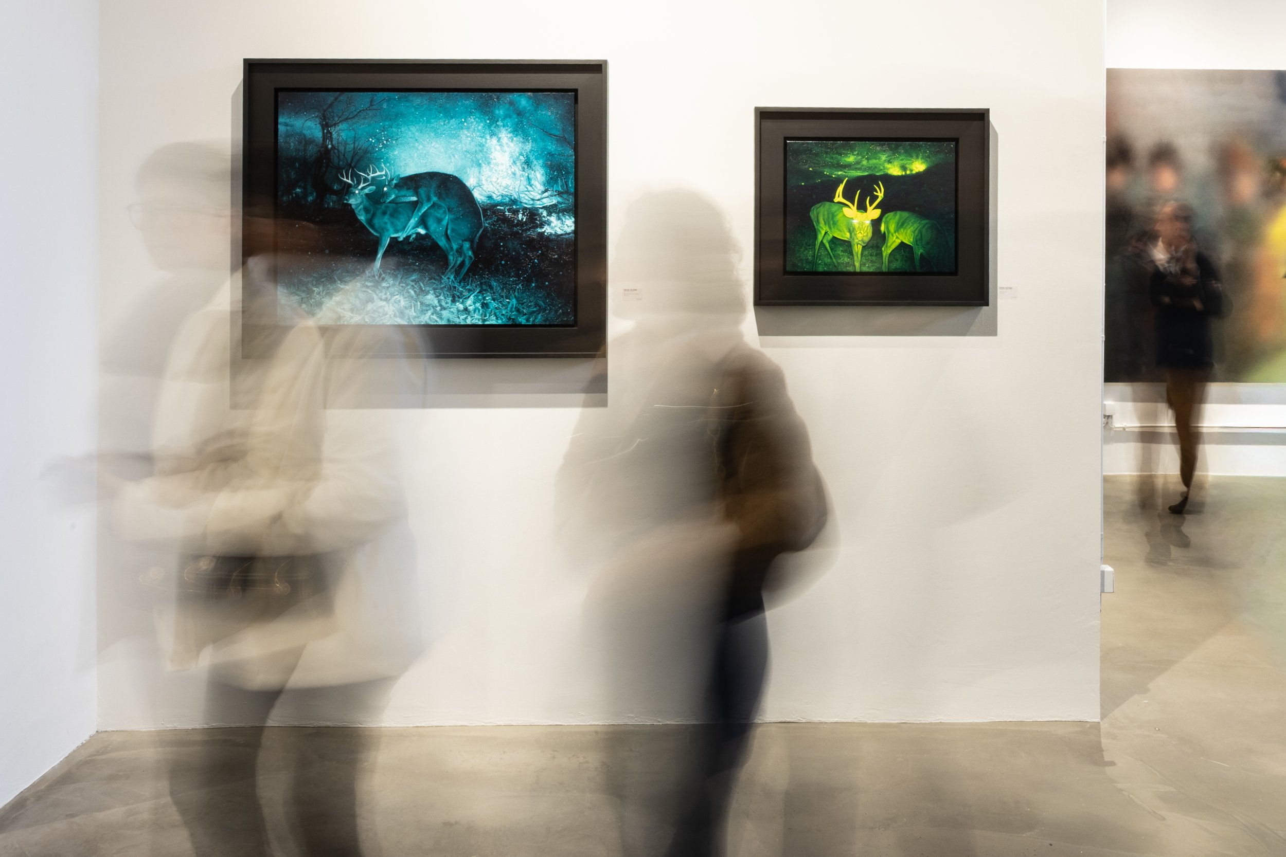 Visitantes a apreciar obras de arte contemporânea na Galeria Nicolau Nasoni, no Porto, durante a exposição Flamma Vitae, de artistas portugueses emergentes e conceituados.
