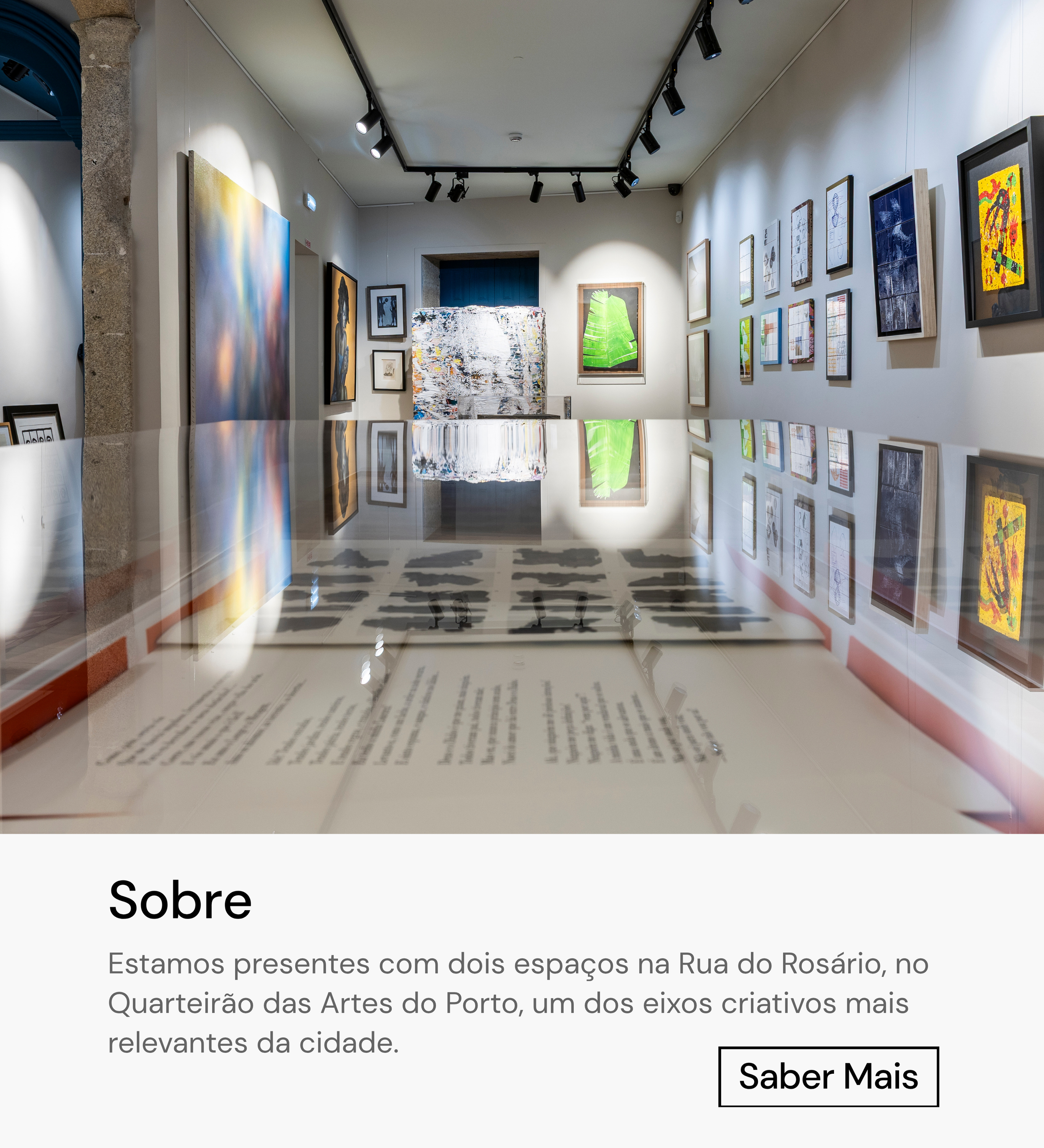 Interior da Galeria Nicolau Nasoni, galeria de arte contemporânea no Porto com dois espaços expositivos na Rua do Rosário. Texto na imagem: "Sobre. Estamos presentes com dois espaços na Rua do Rosário, no Quarteirão das Artes do Porto, um dos eixos c