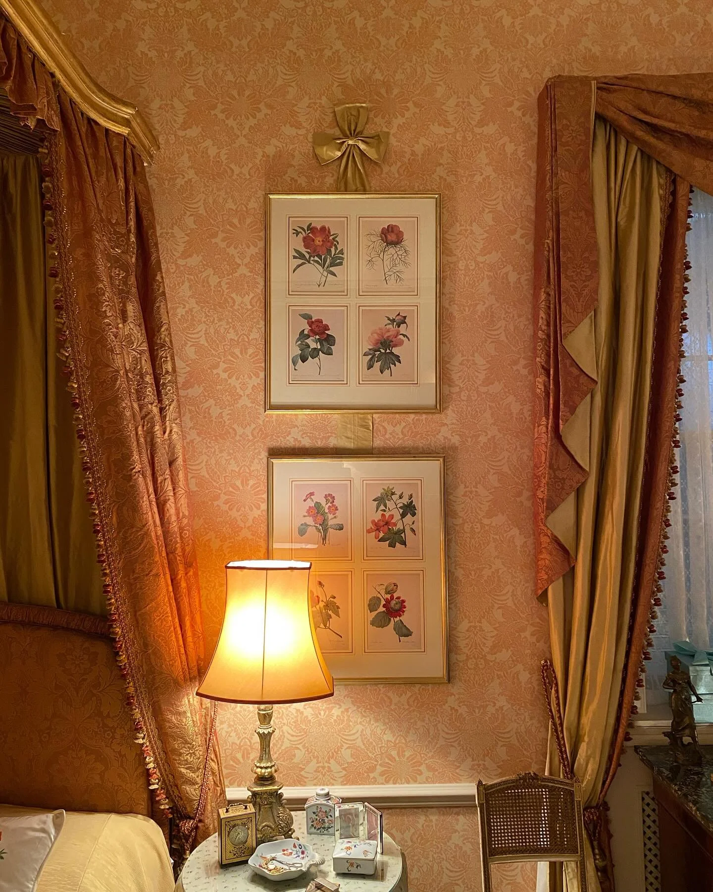 Next in my series of our Diana&rsquo;s apartment drapes on season 5 of the crown&hellip; is the drapes! Again, the details are👌🏻
Although there&rsquo;s lots of patterns, it&rsquo;s tied into simplicity- in the silk dupion with a patterned leading e