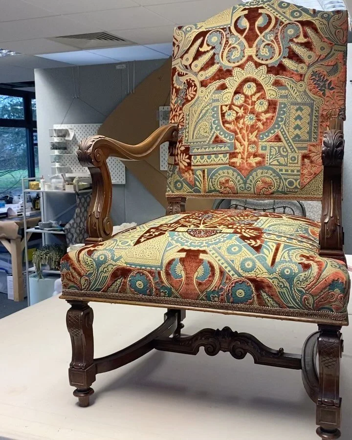 We had the pleasure of restoring these chairs for A Gentleman in Moscow and I think you&rsquo;ll agree that the fabric they chose was ✨ stunning ✨ Swipe to see how they looked before we got our hands on them!
Upholsterers @jack.venegas.drapes @simone