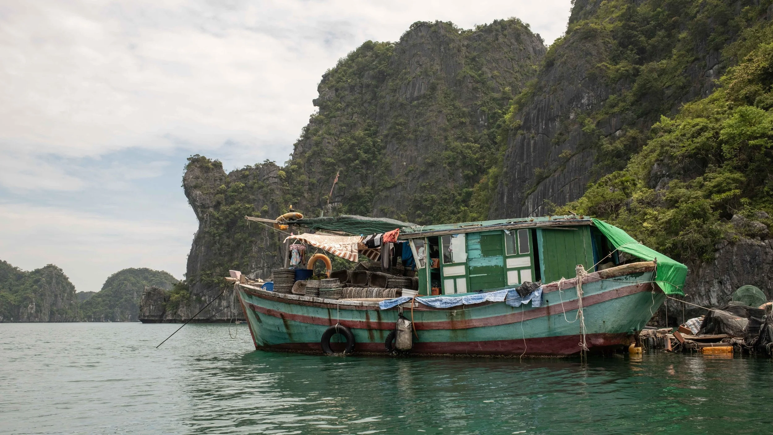 fishing-ship-ha-long-bay.jpg