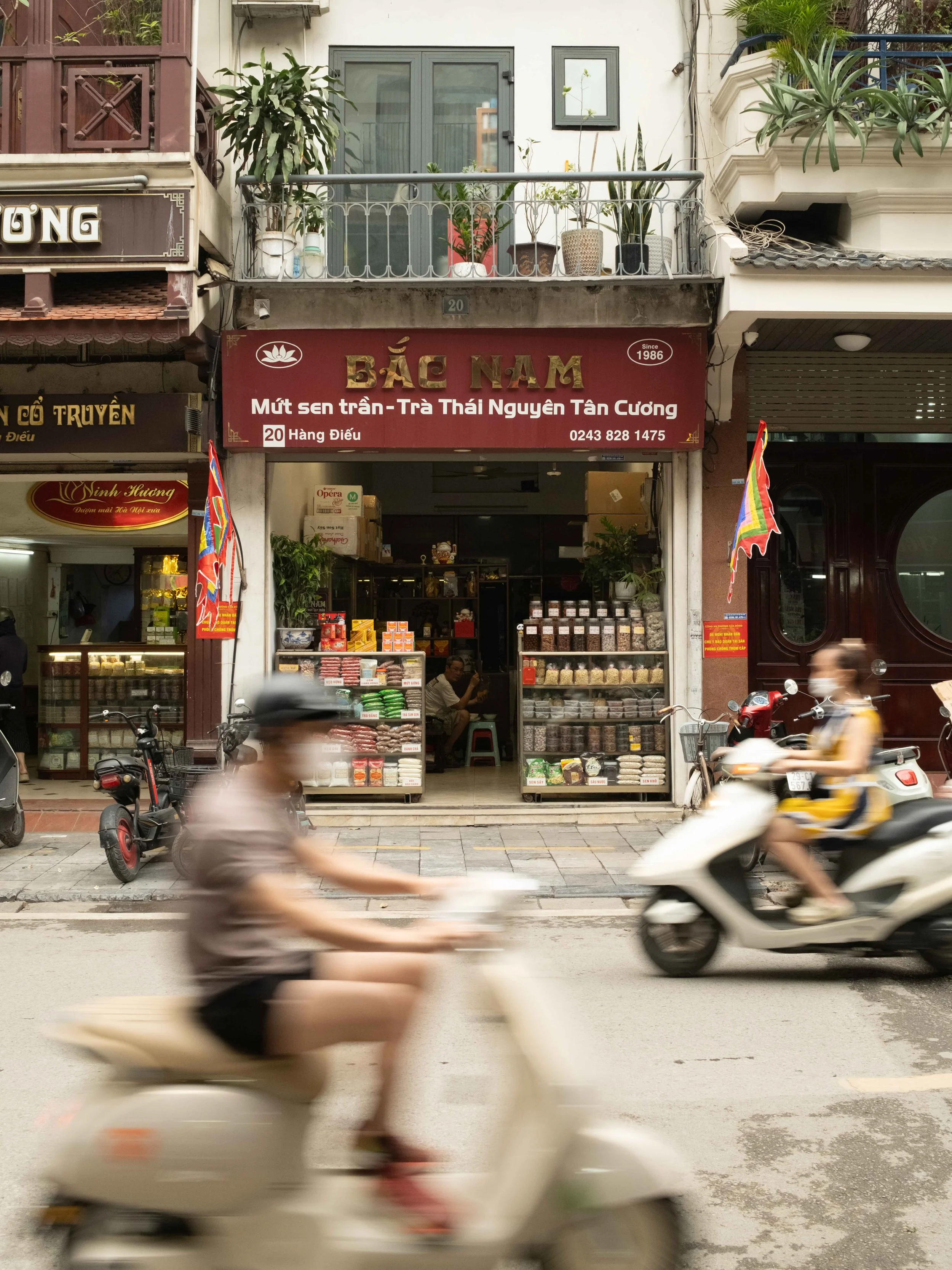mopeds-hanoi.jpg