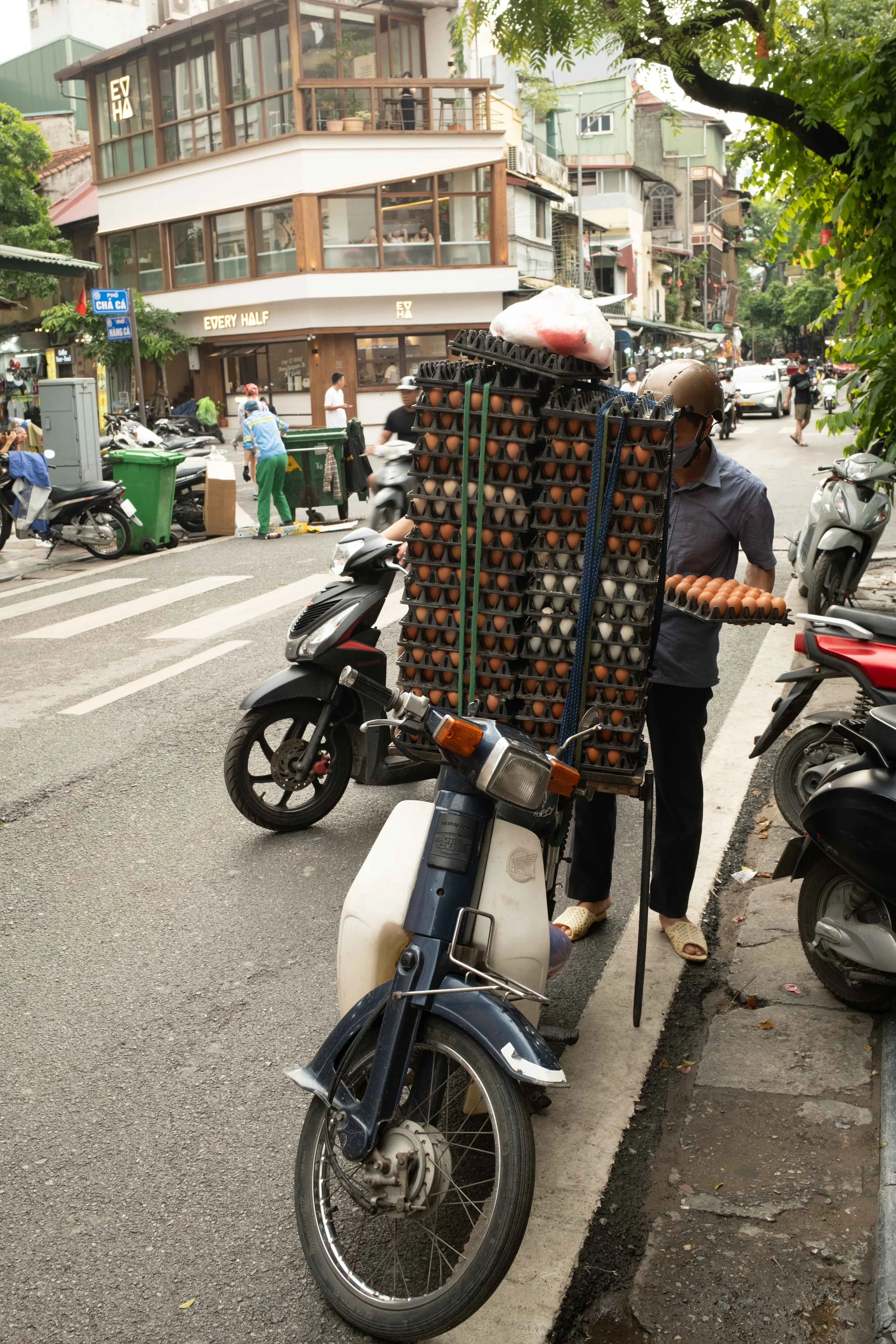 egg-man-hanoi-veitnam.jpg