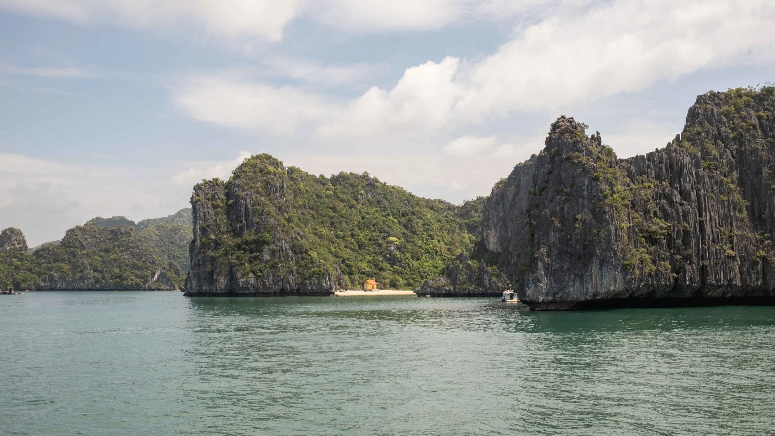 temple-ha-long-bay.jpg