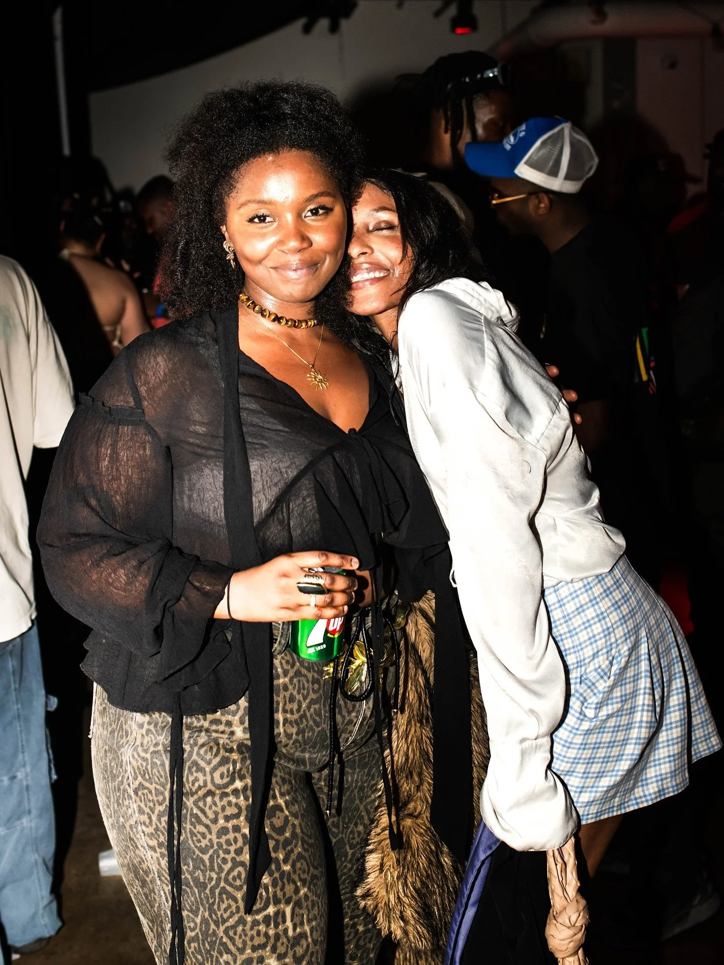 On sent d&eacute;j&agrave; que &ccedil;a va &ecirc;tre CHAUD ce samedi 🥳🔥

Notre dance party est de retour et on a tr&egrave;s h&acirc;te de vous retrouver pour activer le d&eacute;hanch&eacute; 👯

Il reste des billets en ligne &mdash; le lien est