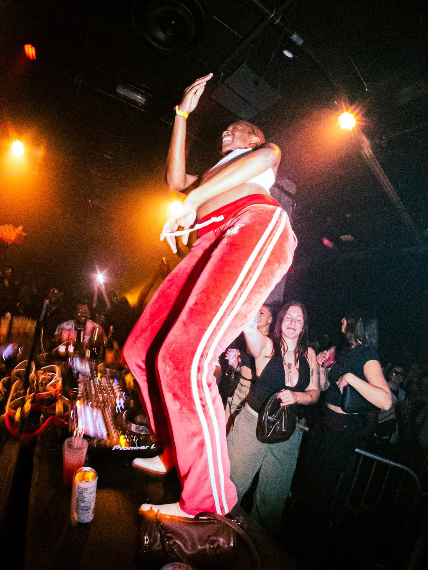 We&rsquo;re still not over our last event 😮&zwj;💨

Merci d&rsquo;avoir &eacute;t&eacute; l&agrave;, vraiment 💛 Vous avez fait de cette collab @afrotonikmtl x @bonnefamille_ une soir&eacute;e qu&rsquo;on n&rsquo;est pas pr&egrave;s d&rsquo;oublier.