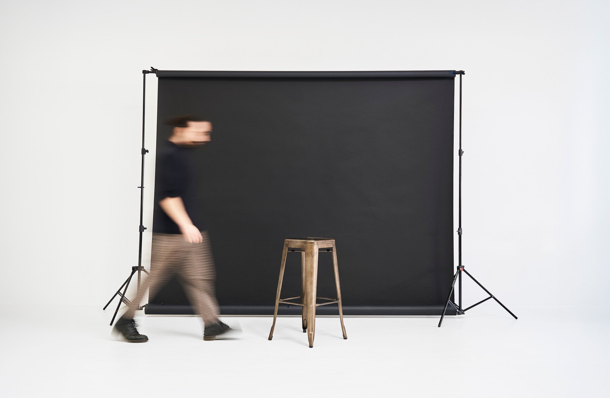 Wo Kreativit&auml;t auf Minimalismus trifft. Ein weisser Raum, unendliche M&ouml;glichkeiten. ✨ #StudioLeben #KreativerRaum #MinimalMood #Fotostudio #DesignInspiration #CreativeVibes #CleanAesthetic #SimpleAndBold #ModernStudio #InTheMoment