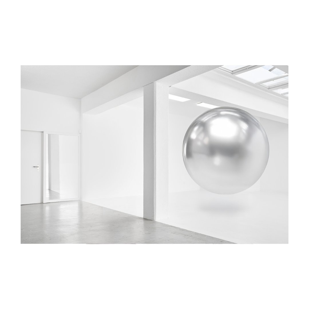 Heute und morgen: Opening V81 Studios. Schau vorbei und finde heraus, ob es &quot;a real space for unreal ideas&quot; ist &ndash; ob der silbrige Balloon wirklich existiert&hellip; 🎈✨ Cheers! 🥂 Mehr Infos via Link in Bio.

#V81Studios #GrandOpening