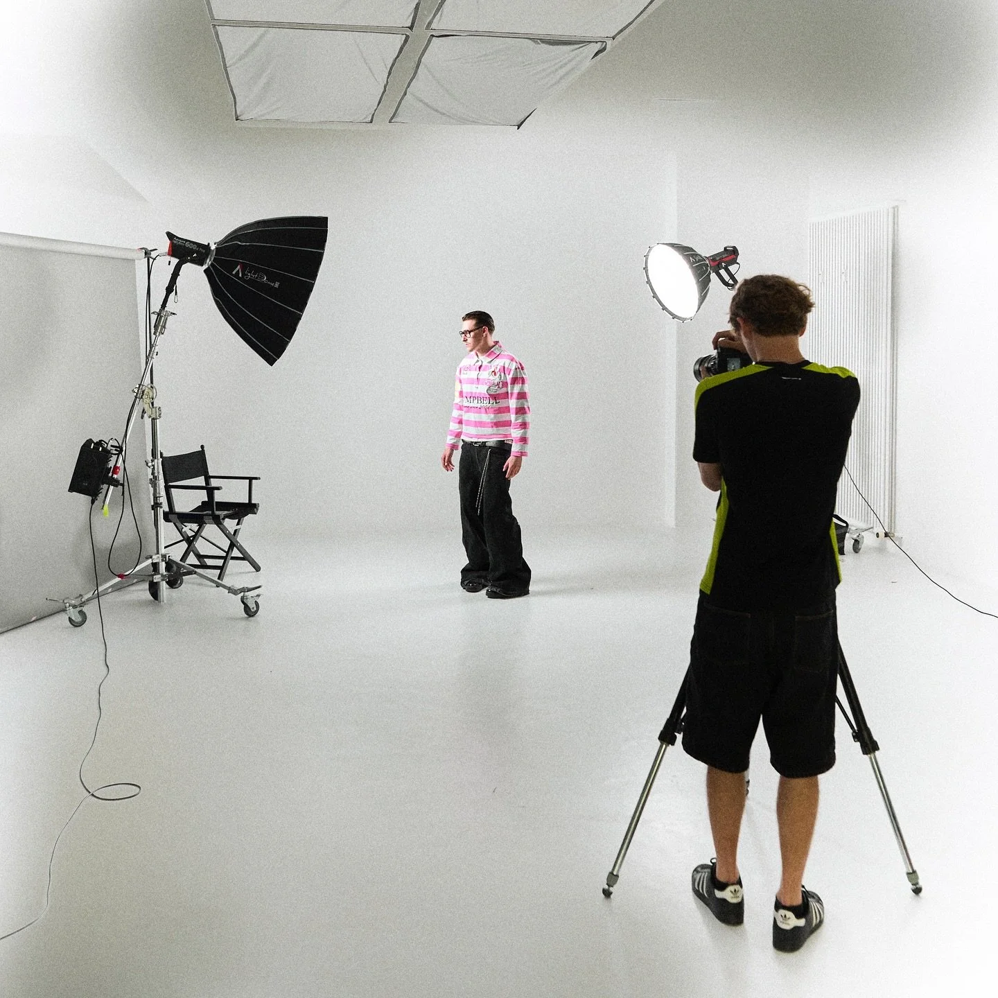 📸 Behind the Scenes @amoaxh und Team @v81_studios. Portfolio Shoot &ndash; fokussiert, kreativ und good vibes.

Danke f&uuml;r die angenehme Zusammenarbeit &ndash; jederzeit wieder.

#v81studios #baselstudio #behindthescenes #shootingday #creativesp