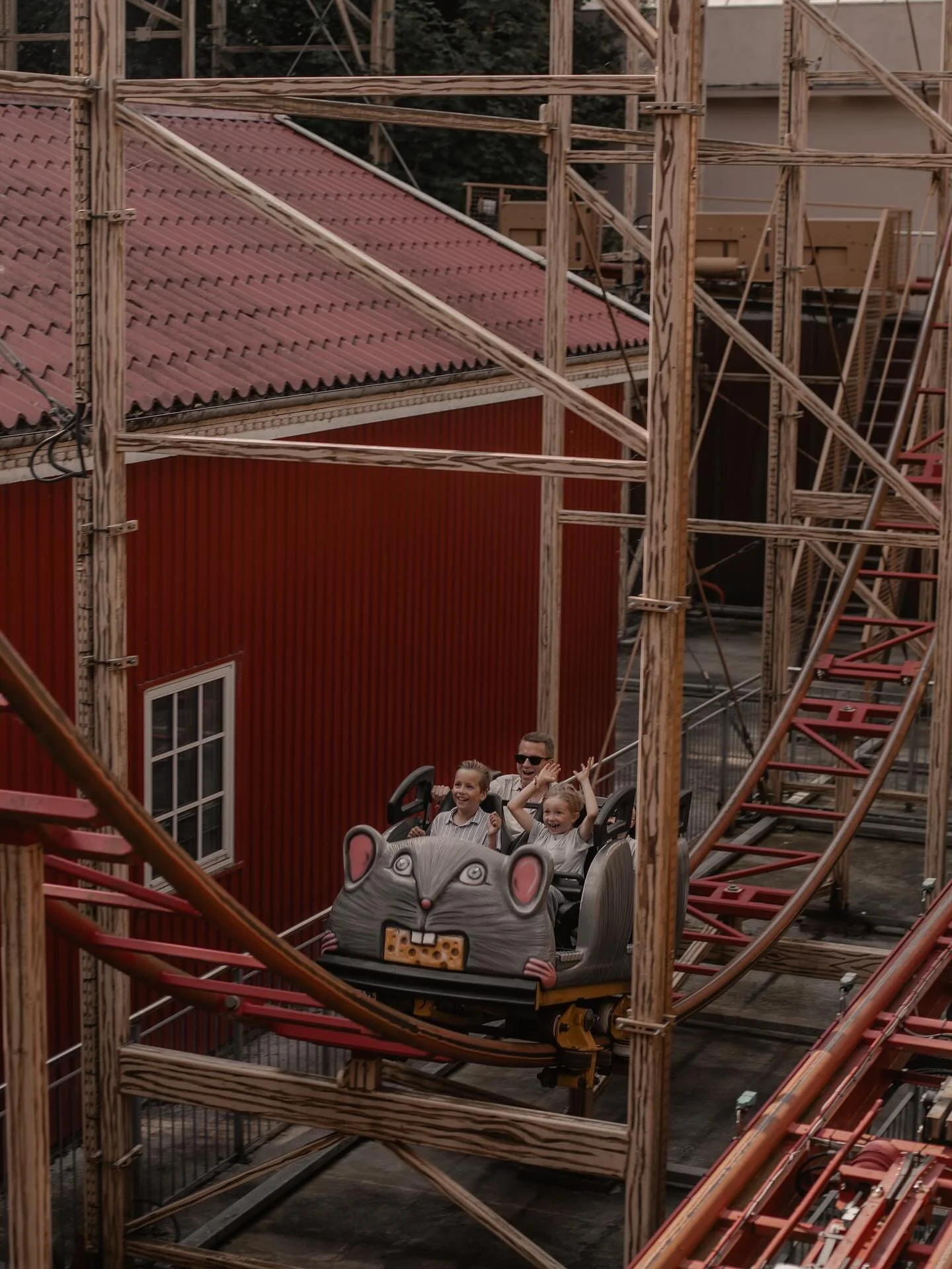 🎢✨ Vi tog en chansning &ndash; och det blev en fulltr&auml;ff! En heldag p&aring; @bakkendk i Danmark &ouml;verraskade oss totalt. 🎠🌳 Mysig st&auml;mning, lagom stort, gratis intr&auml;de (!) och n&aring;got f&ouml;r alla &ndash; fr&aring;n pirrig