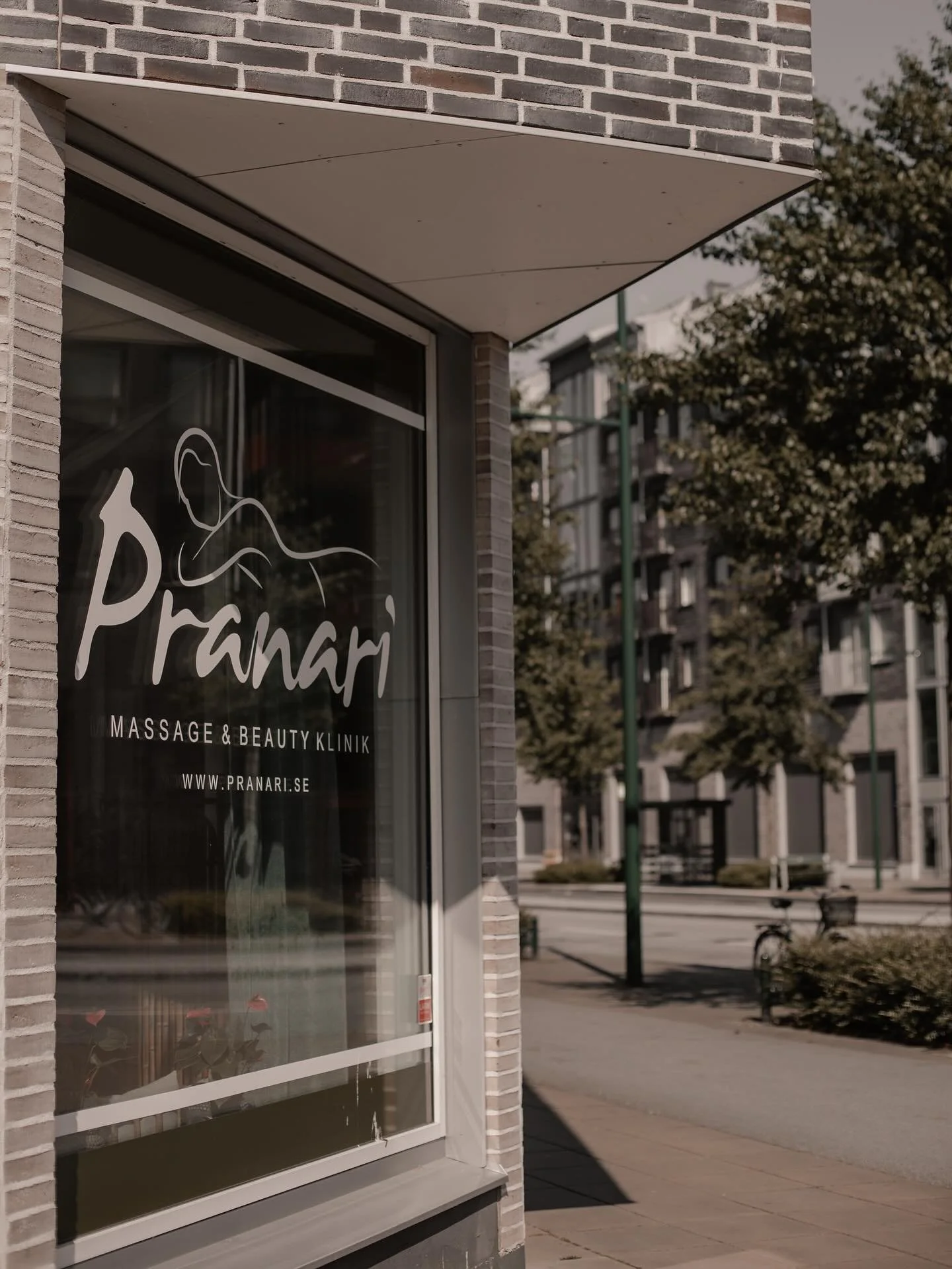 Ett tips till dig som ocks&aring; &auml;r tr&ouml;tt p&aring; att raka armh&aring;lorna hela tiden (🙋&zwj;♀️) &ndash; jag har b&ouml;rjat med alexandritlaser p&aring; @pranari_hyllie_malmo i Hyllie och det &auml;r bland det b&auml;sta jag gjort f&ou