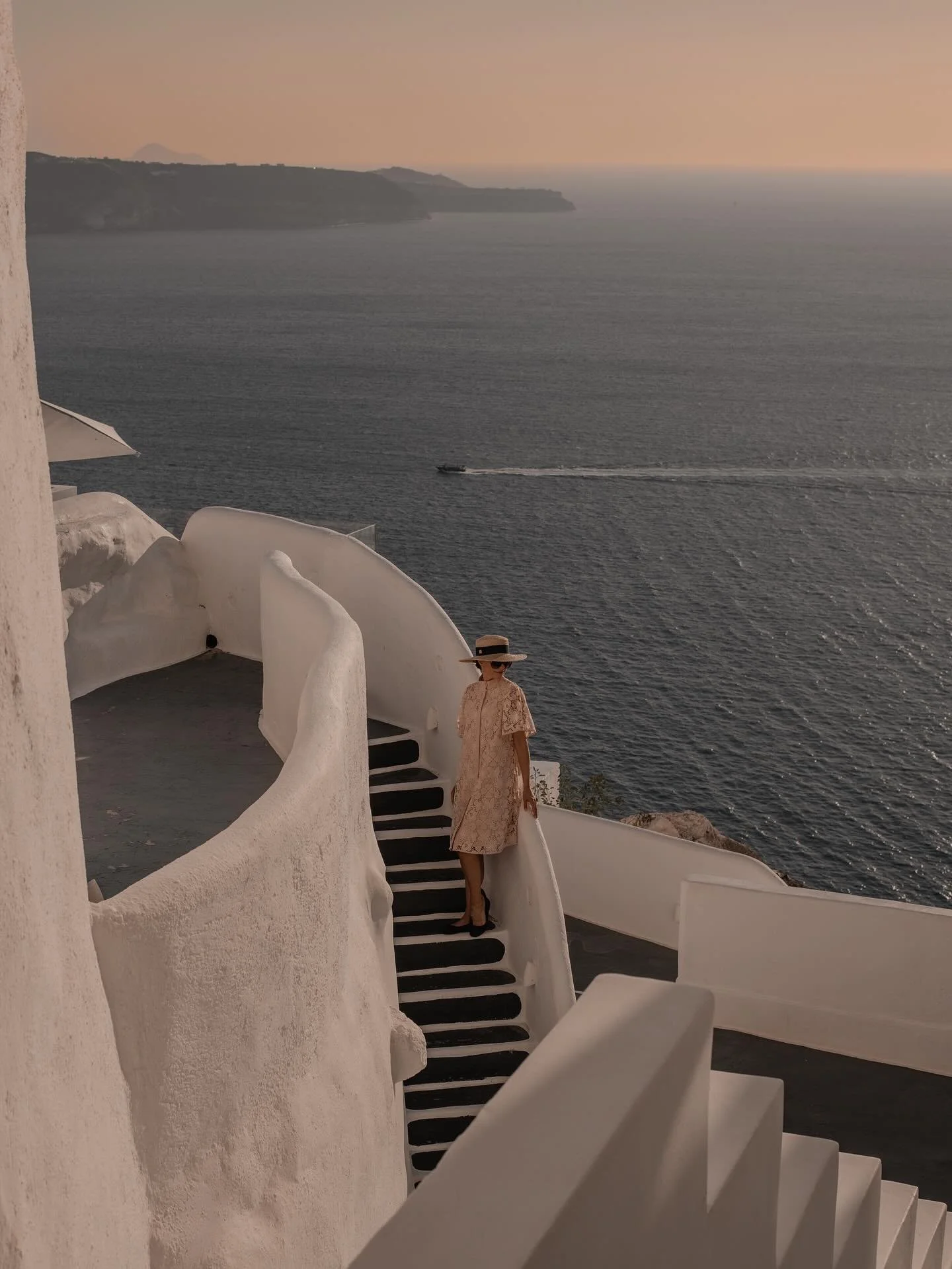 P&aring; Santorini bodde vi p&aring; @apeironblue , d&auml;r m&ouml;ts man av o&auml;ndliga vyer &ouml;ver Egeiska havet, en av Santorinis st&ouml;rsta pooler och en k&auml;nsla av total avkoppling. 🌅💦 Ett hotell som rent estetiskt verkligen bjuder