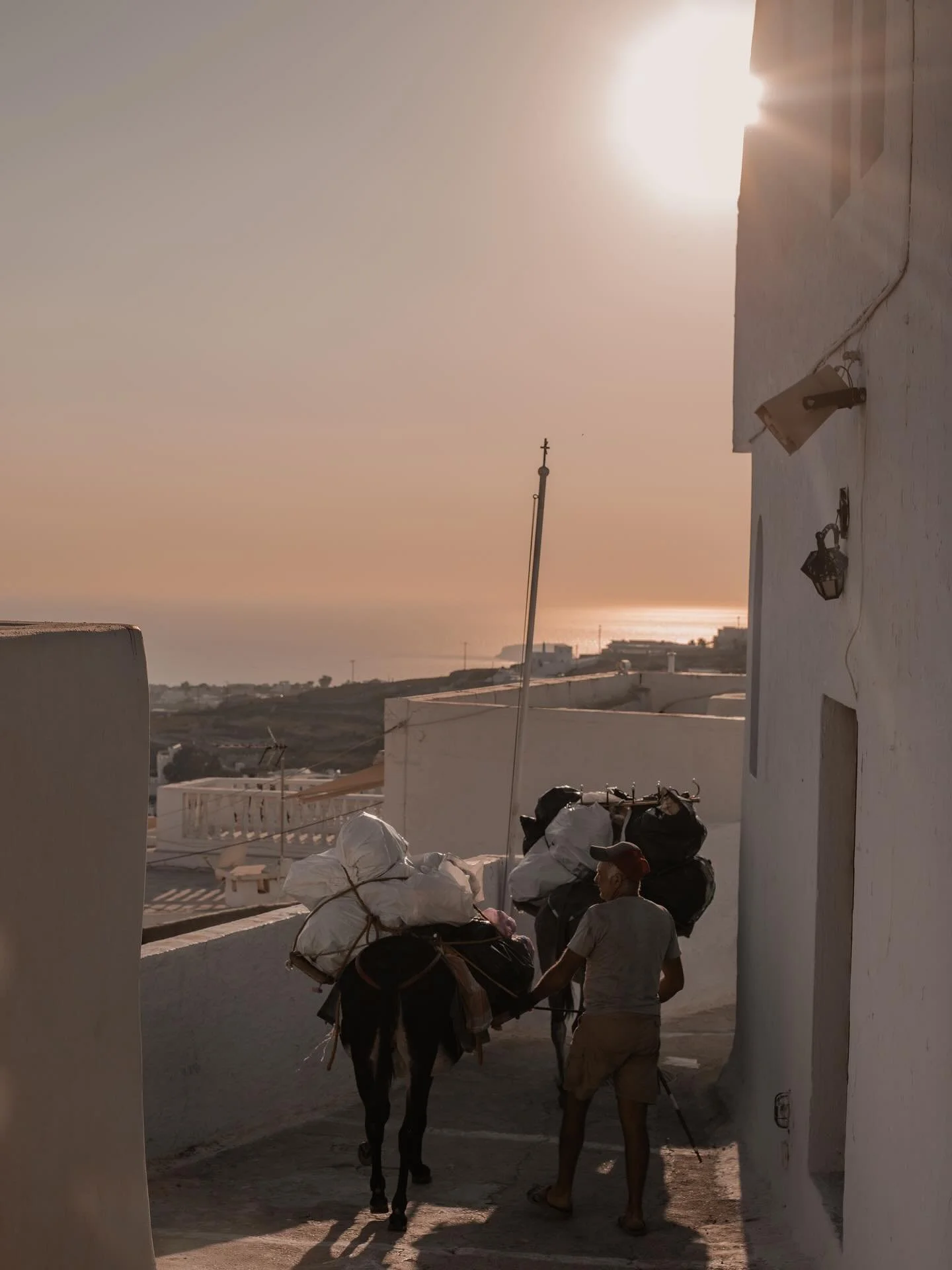Pyrgos &ndash; Santorinis g&ouml;mda juvel 🤍🇬🇷

Bortom de v&auml;lk&auml;nda vyerna av Oia och Fira g&ouml;mmer sig en by som k&auml;nns som att kliva rakt in i en saga. Pyrgos, Santorinis h&ouml;gst bel&auml;gna by, bjuder p&aring; smala gr&auml;