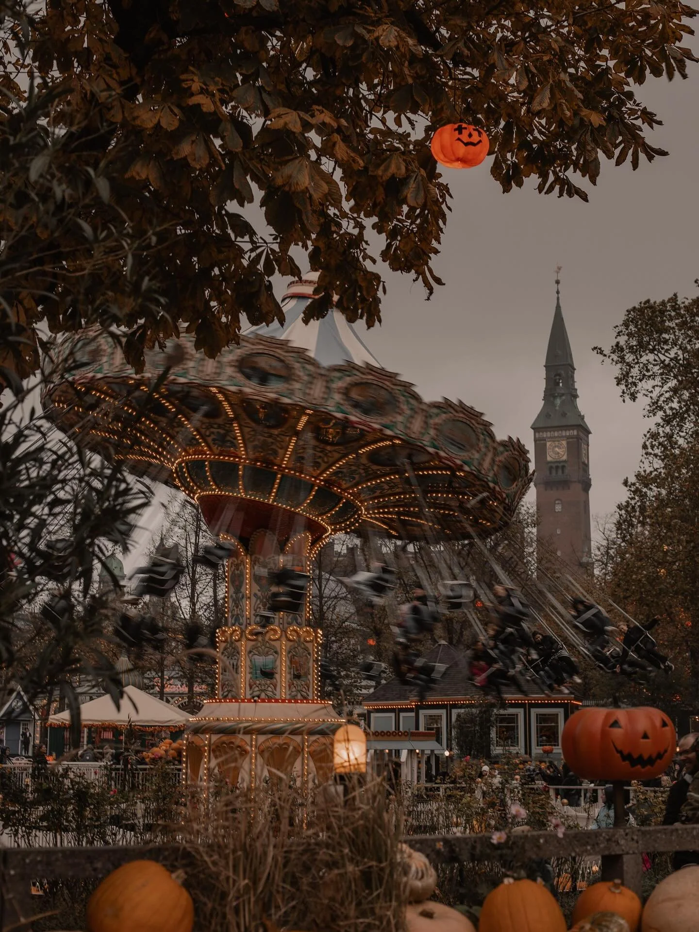 🎃✨ Tivoli i K&ouml;penhamn &ndash; mitt b&auml;sta h&ouml;sttips! 🍂

Om du inte har varit p&aring; @tivolicph under halloween, s&aring; m&aring;ste du &aring;ka dit i &aring;r! Hela parken f&ouml;rvandlas till en magisk h&ouml;stdr&ouml;m &ndash; &