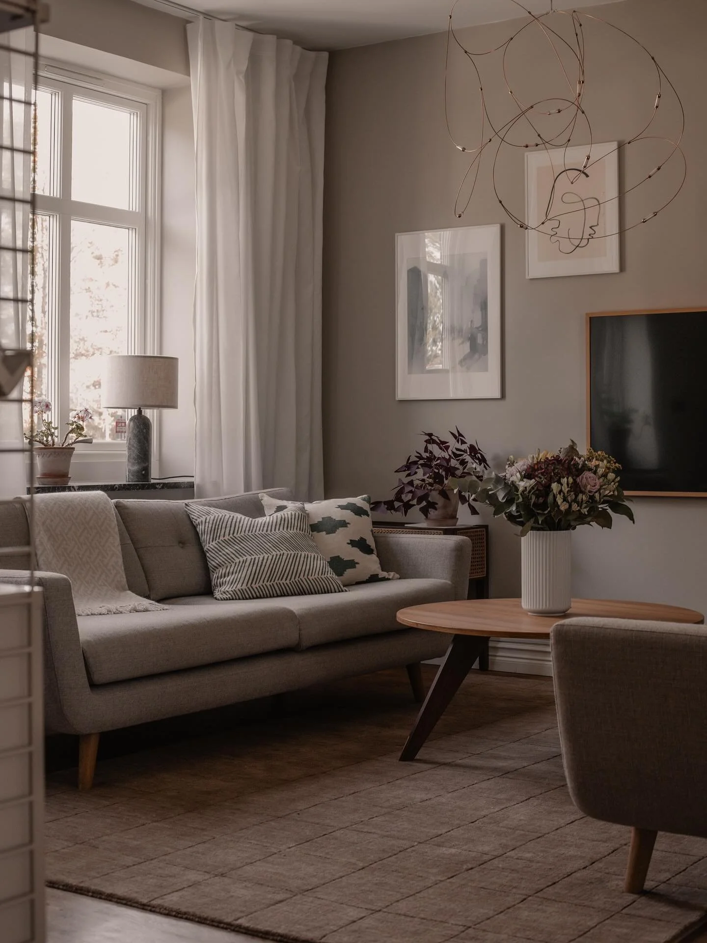 H&ouml;st ute = H&ouml;st inne 🍂 🍁🕯️ 

Vardagsrummet fick en liten makeover och wow vad en matta kan g&ouml;ra f&ouml;r mysfaktorn! Jag &auml;lskar den h&auml;r tiden p&aring; &aring;ret &ndash; n&auml;r man f&aring;r plocka fram filtarna, t&auml;