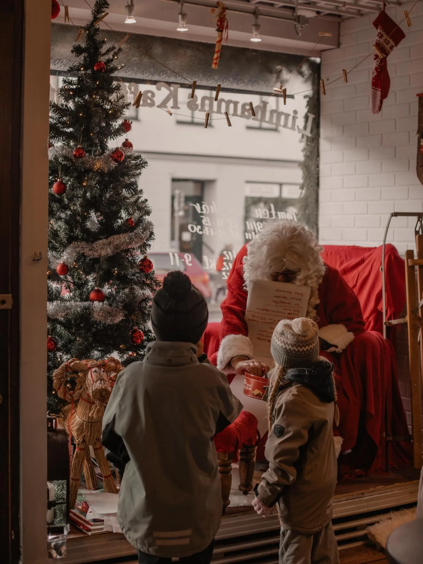 F&ouml;rsta advent 🕯️- nu b&ouml;rjar julen p&aring; riktigt 

F&ouml;rsta advent markerar starten p&aring; en av &aring;rets mest st&auml;mningsfulla perioder. Julmarknaderna runt om i Sk&aring;ne b&ouml;rjar komma ig&aring;ng, och det &auml;r ett 