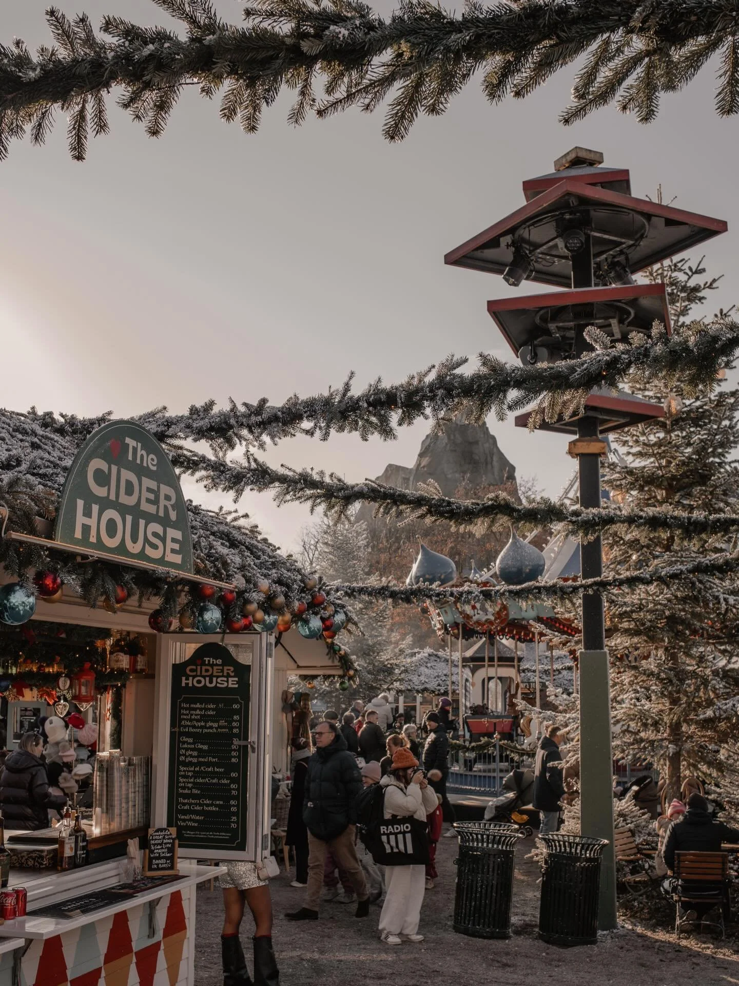 Folk vallf&auml;rdar fr&aring;n v&auml;rldens alla h&ouml;rn till Tivolis julmarknad &ndash; och sj&auml;lv har man lyxen att bo en halvtimme d&auml;rifr&aring;n! 🎄🎅🏼💫

Saknar ni julk&auml;nsla, ta en tur till @tivolicph innan julafton och jag ka