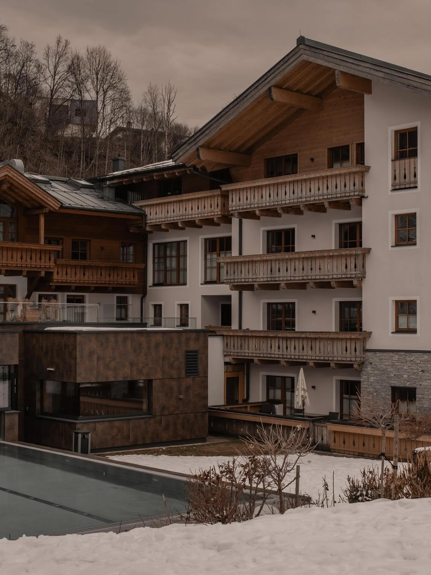 Vinter eller sommar? Samma hotell, samma utsikt, tv&aring; helt olika upplevelser. Det &auml;r s&aring; man verkligen l&auml;r k&auml;nna en plats. ❄️⛷️🌿☀️

En av mina favoritplatser &ndash; lika magisk i vinterskrud som i sommarsol &ndash; &auml;r 