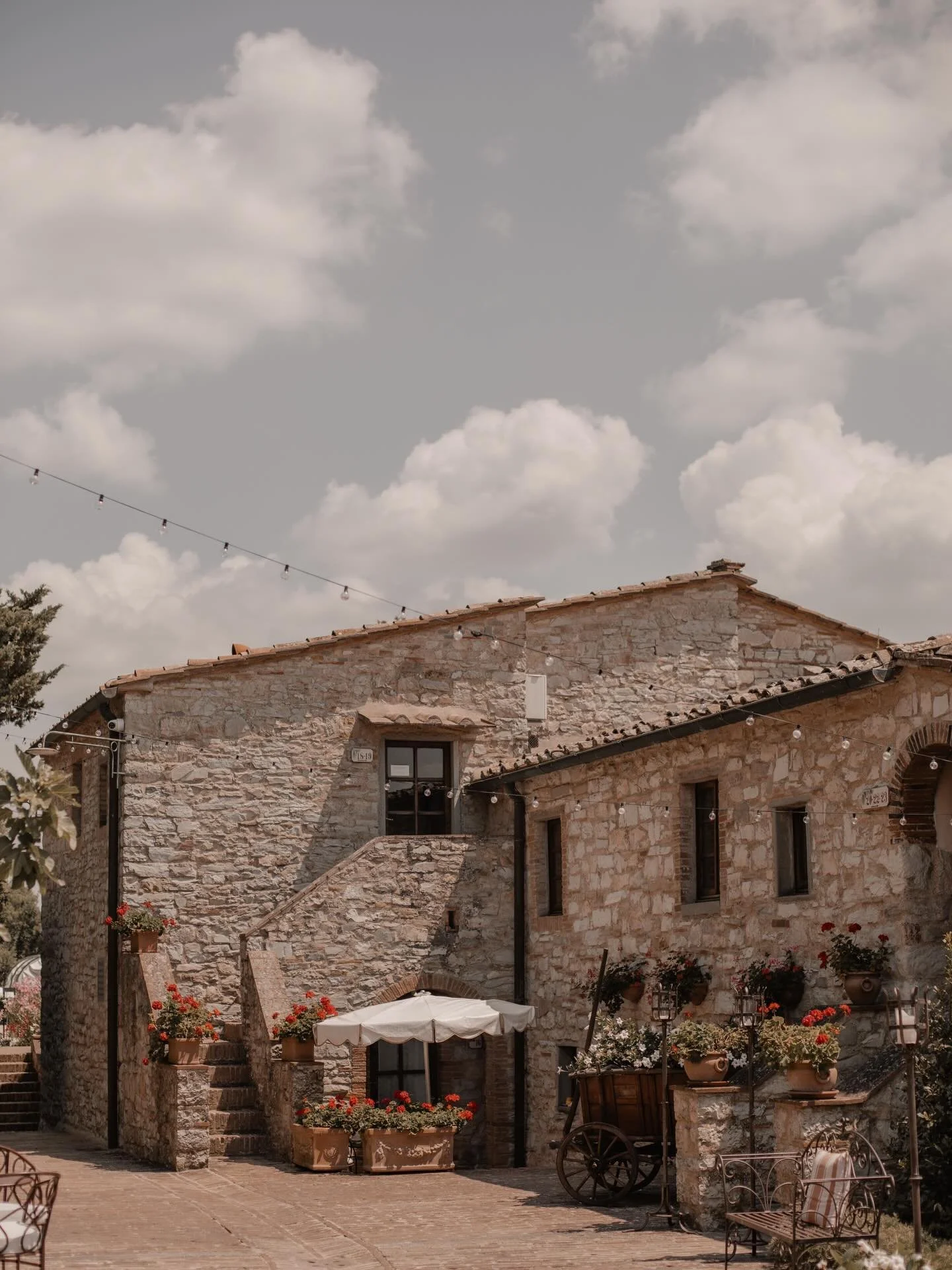 📌 Spara det h&auml;r hotellet till din italienska landsbygdssommar 2026.

Detta &auml;r ett hotell jag mer &auml;n g&auml;rna reser tillbaka till&hellip; @borgovescine &auml;r precis den typen av st&auml;lle man dr&ouml;mmer om n&auml;r man t&auml;n