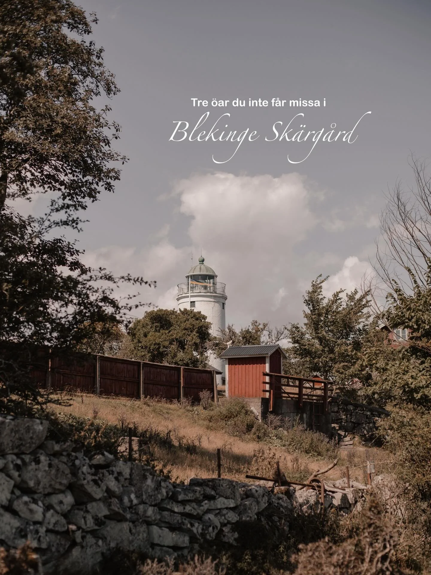 Tre &ouml;ar i Blekinge sk&auml;rg&aring;rd som du inte f&aring;r missa, var och en med sin unika charm 🌊🌿🐑⛴️

📌 Spara inl&auml;gget inf&ouml;r din sommarsemester

Han&ouml;
🐟 Inled bes&ouml;ket med en fisklunch p&aring; @hanohamnkrog 
🐉 Vandra