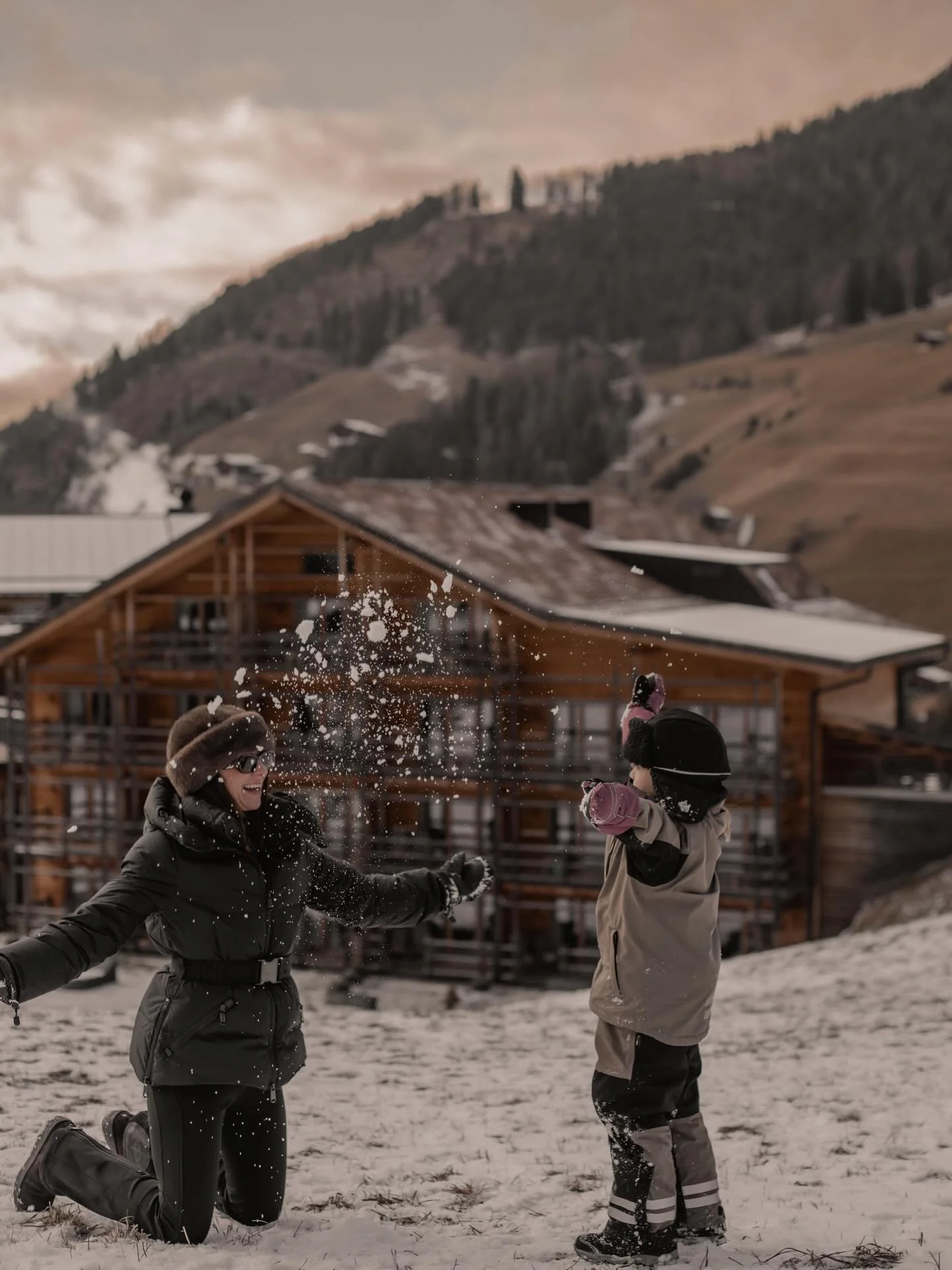 Visst b&ouml;rjar man bli lite tr&ouml;tt p&aring; sn&ouml;slask, gr&aring;a dagar och vinter som aldrig tar slut? 

Vi k&auml;nner i alla fall att det r&auml;cker! S&aring; ganska spontant bokade vi en resa &ouml;ver p&aring;sk! Kan ni gissa vart de