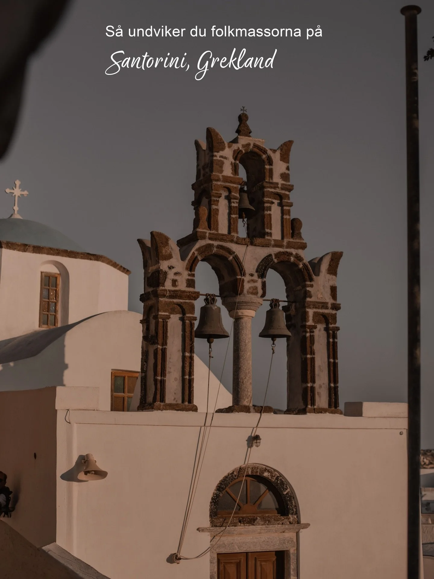 Santorini &auml;r en av v&auml;rldens mest omtalade &ouml;ar &ndash; och det &auml;r l&auml;tt att f&ouml;rst&aring; varf&ouml;r. Vitkalkade hus, bl&aring; kupoler och en utsikt &ouml;ver kalderan som knappt g&aring;r att j&auml;mf&ouml;ra med n&arin