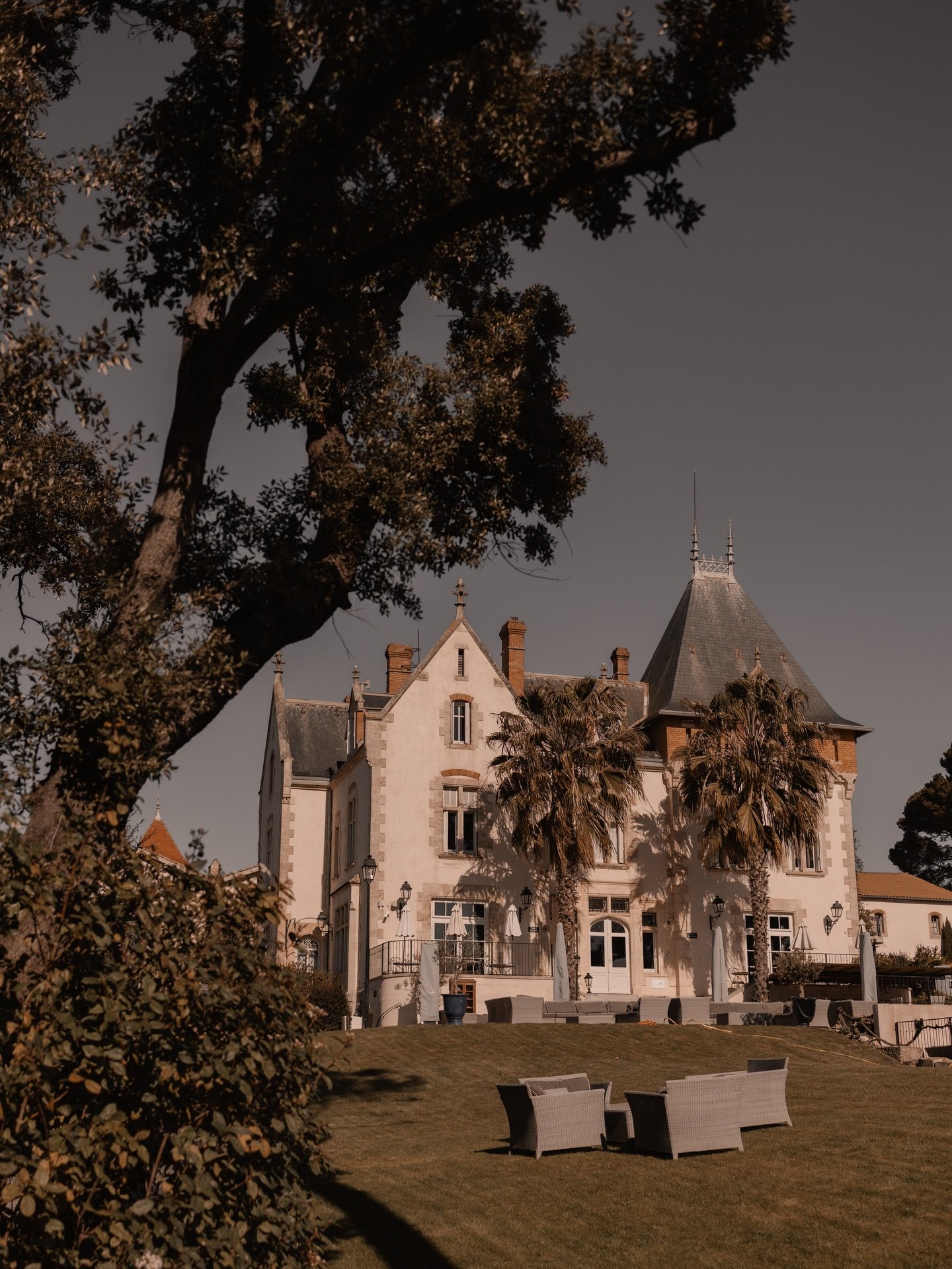 Postcards from France! 🇫🇷🍷🍇🥐

Den h&auml;r resan har l&auml;nge st&aring;tt p&aring; min bucketlist och under p&aring;skledigheten fick jag &auml;ntligen m&ouml;jlighet att uppleva en fransk slottsvistelse med familjen. 

Jag trodde inte det var