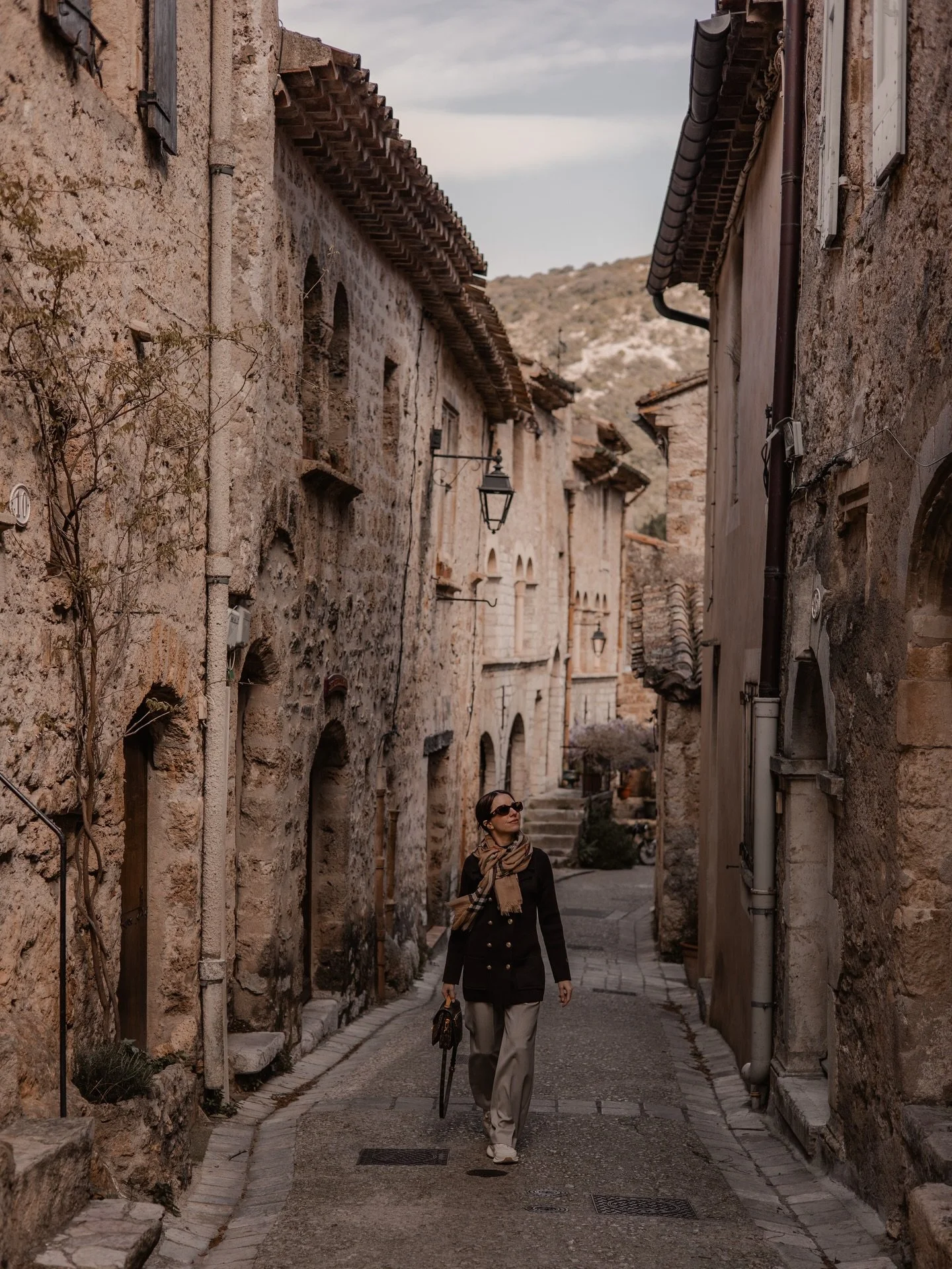 Saint-Guilhem-le-D&eacute;sert 💛

Ibland snubblar man &ouml;ver platser som k&auml;nns som att de tillh&ouml;r en annan tid. Den h&auml;r lilla byn, g&ouml;md bland dramatiska klippor och slingrande gr&auml;nder tog oss flera hundra &aring;r bak&ari