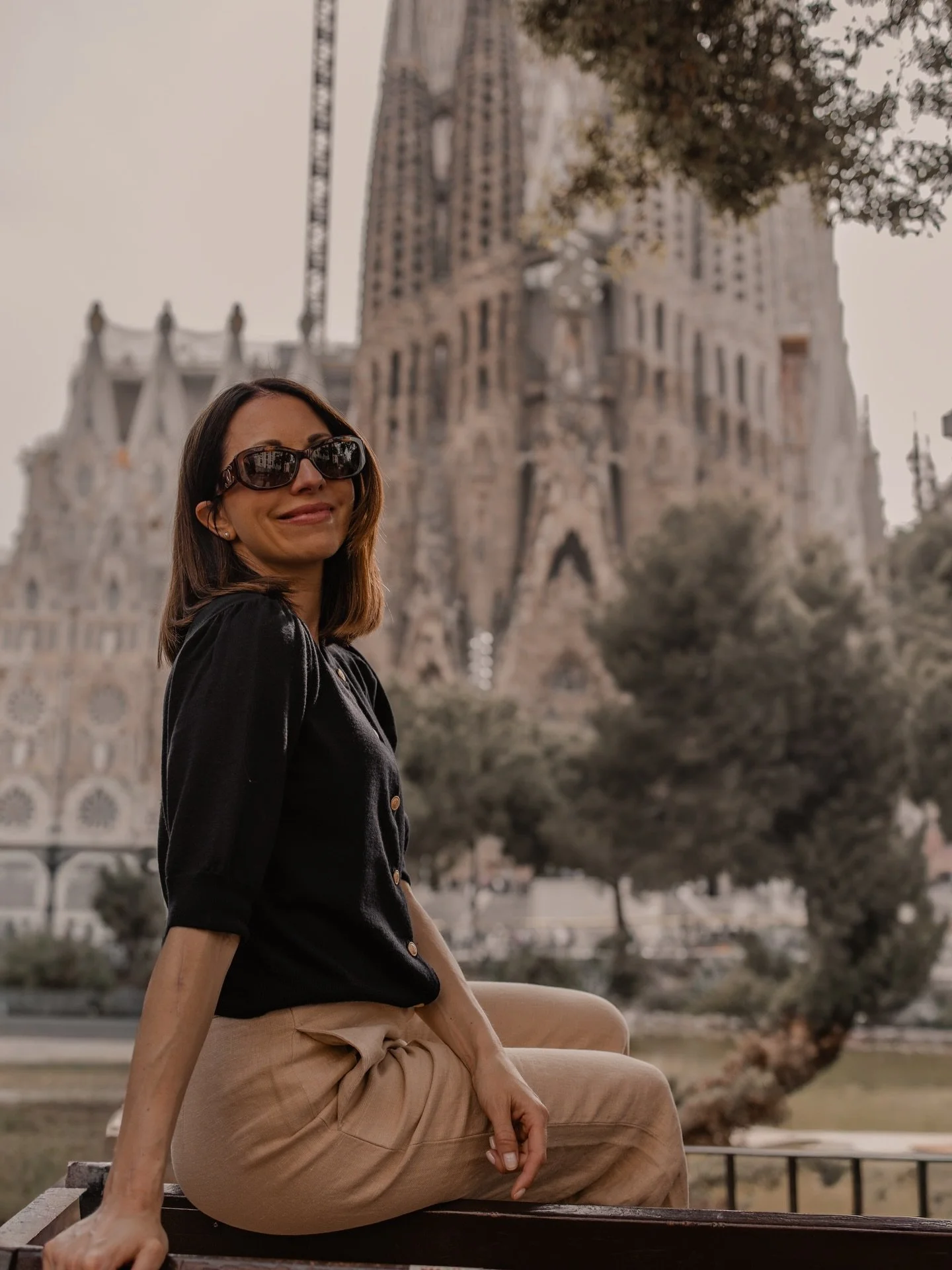 Sagrada Fam&iacute;lia - en ber&ouml;md, of&auml;rdig katolsk basilika i Barcelona, designad av Antoni Gaud&iacute; och under konstruktion sedan 1882 🇪🇸

Okej, jag ska vara &auml;rlig direkt &ndash; det &auml;r sjukt mycket turister h&auml;r. Allts