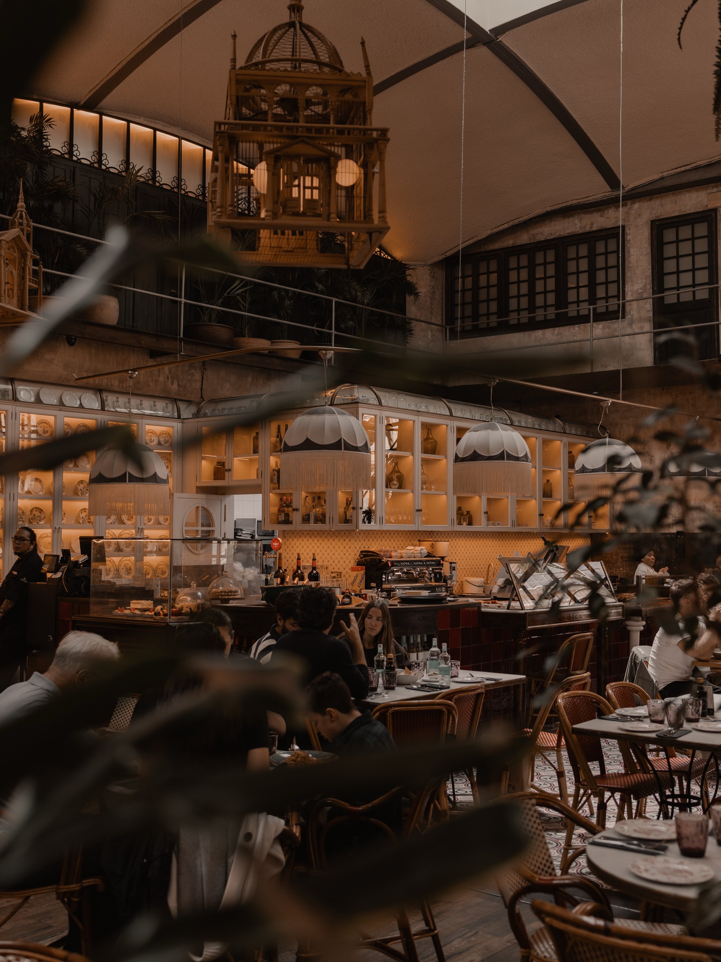 El Nacional 🍷🧀🫒

Hit g&aring;r man f&ouml;r st&auml;mningen och energin och just av den anledningen vill jag rekommendera ett bes&ouml;k h&auml;r n&auml;r du &auml;r i Barcelona. 

📌 Spara inl&auml;gget inf&ouml;r din Barcelonaresa

Vi passade p&