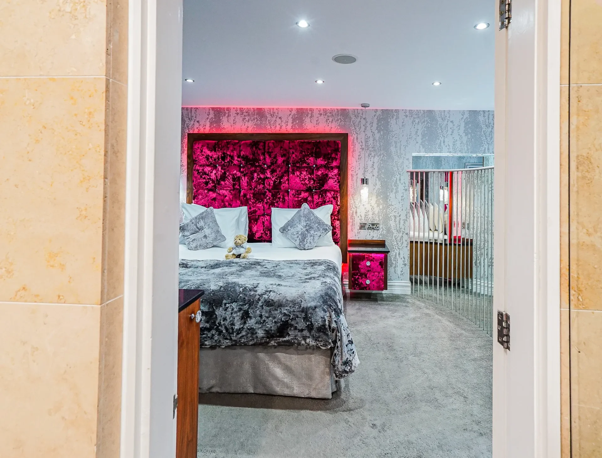 cranleigh-hotel-escape-suite-boweness-hotel-super-king-size bed-DSC09979.webp