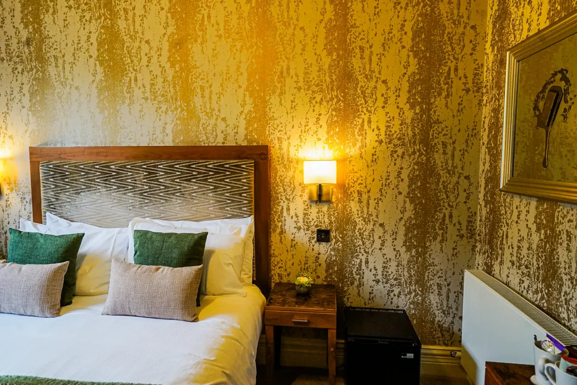 hotel-room-bed-wall-decor.webp