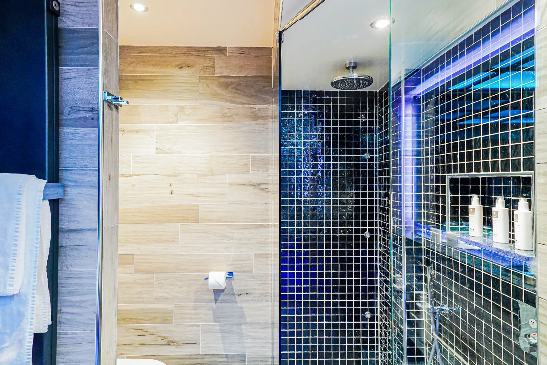 Cranleigh Boutique-Fantasy Suite-bathroom-windermere-DSC09089.webp