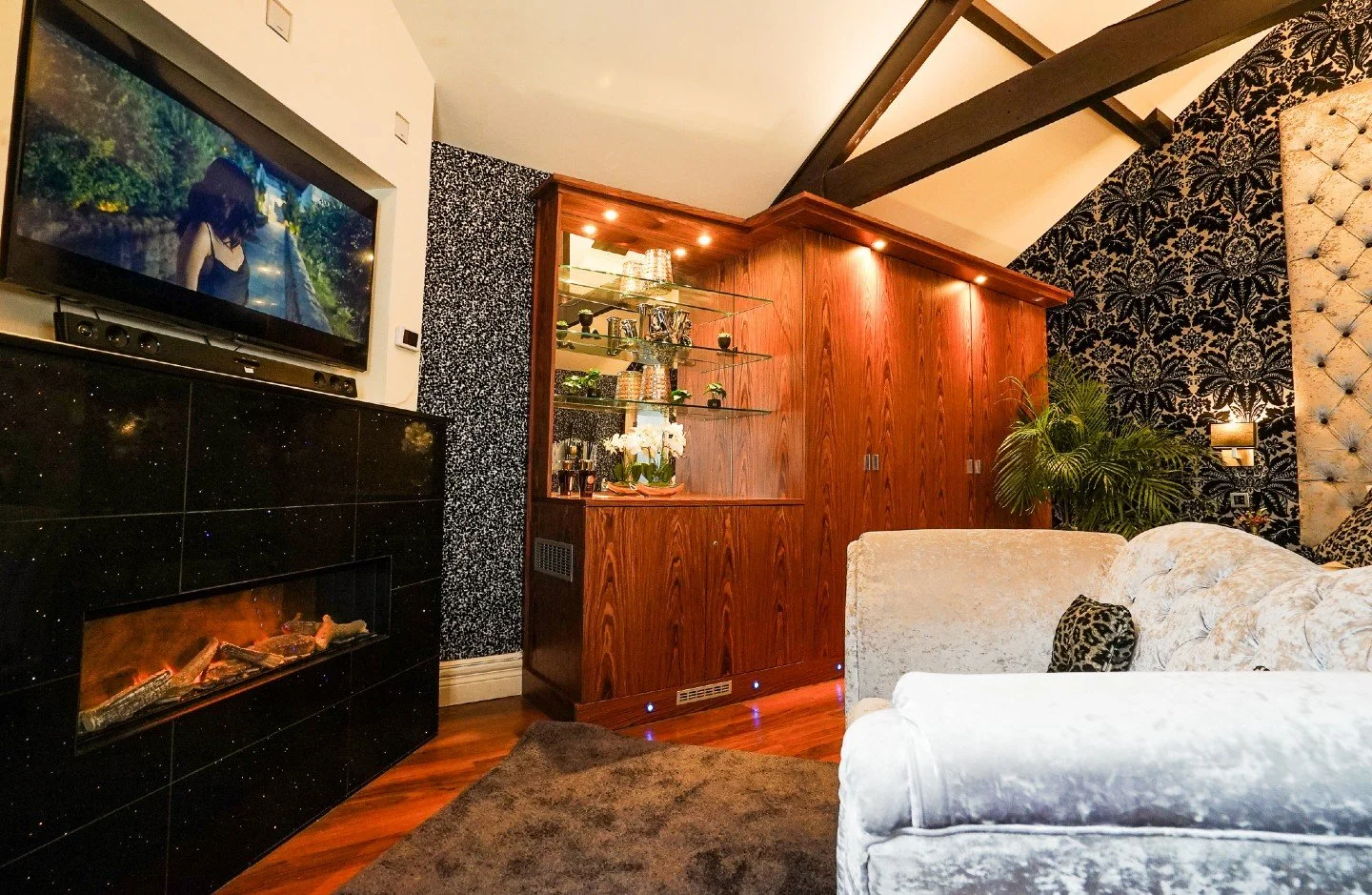 The No-Regrets NYE

2026 starts one of two ways:
A) Hungover, scrolling, wishing you'd done something better
B) Boutique room. Gourmet breakfast. Windermere glowing. Victory.

NEW YEAR AT CRANLEIGH BOUTIQUE
Dec 31&ndash;Jan 2 | Two nights
💎 FREE BAH