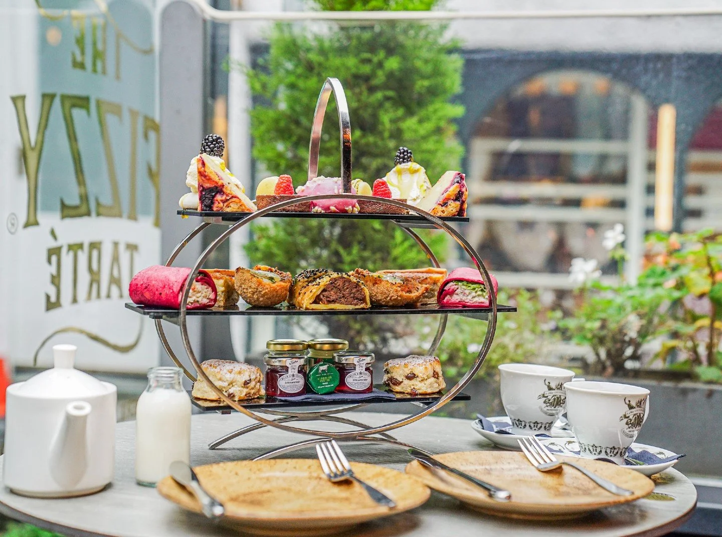 ❄️ WINTER JUST GOT BETTER ❄️
Cranleigh + Fizzy Tarté Winter Offer
Stay luxuriously: 20% OFF
Sip winter cocktails: 15% OFF
Experience complete bliss: PRICELESS
Discover what's new:
🍸 Winter cocktail menu
👔 New talented bartenders
🫖 Reimagi