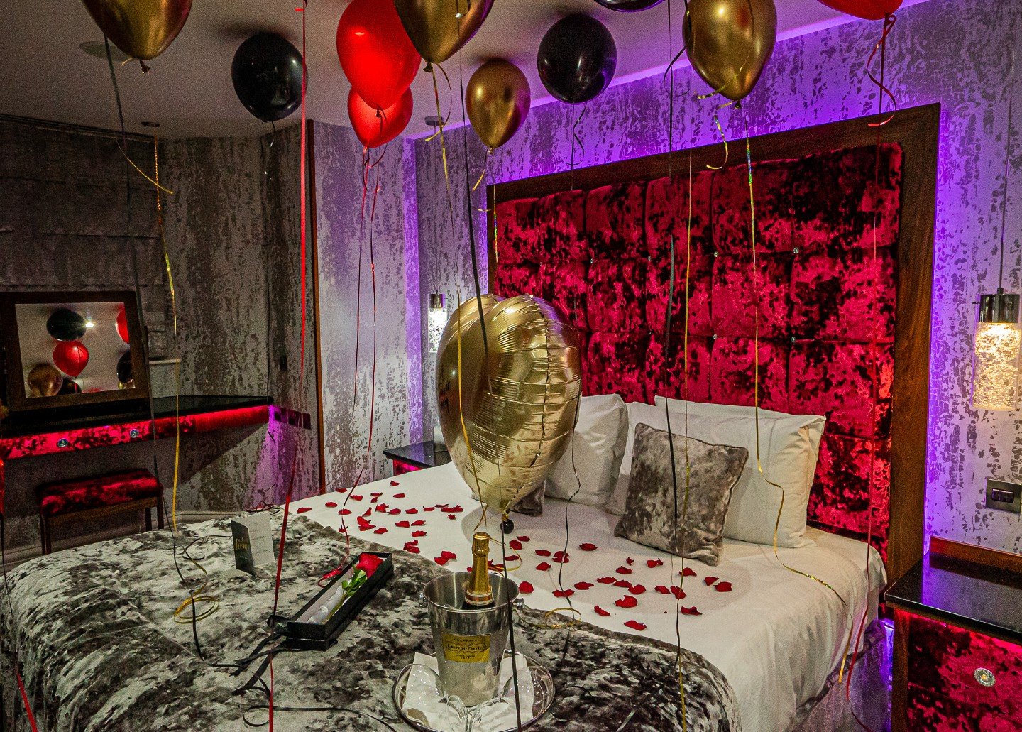 You remembered. Now make them remember 💫
Turn your Cranleigh suite into a celebration.
🎈 "Happy Anniversary" heart balloon
🌹 Red rose
🥂 Laurent-Perrier Champagne
✨ Rose petals + ceiling balloons
Simple setup. Big impact. Unforgettable m