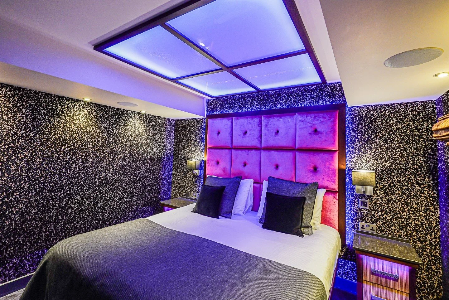 HELLO MARCH. HELLO NEW CHAPTER. 🏔️

Winter is taking a back seat. Today marks the start of a new month and the perfect time to book your Spring Escape.

Imagine: Long walks by Lake Windermere, a short stroll back to your toasty indoors, and a super-