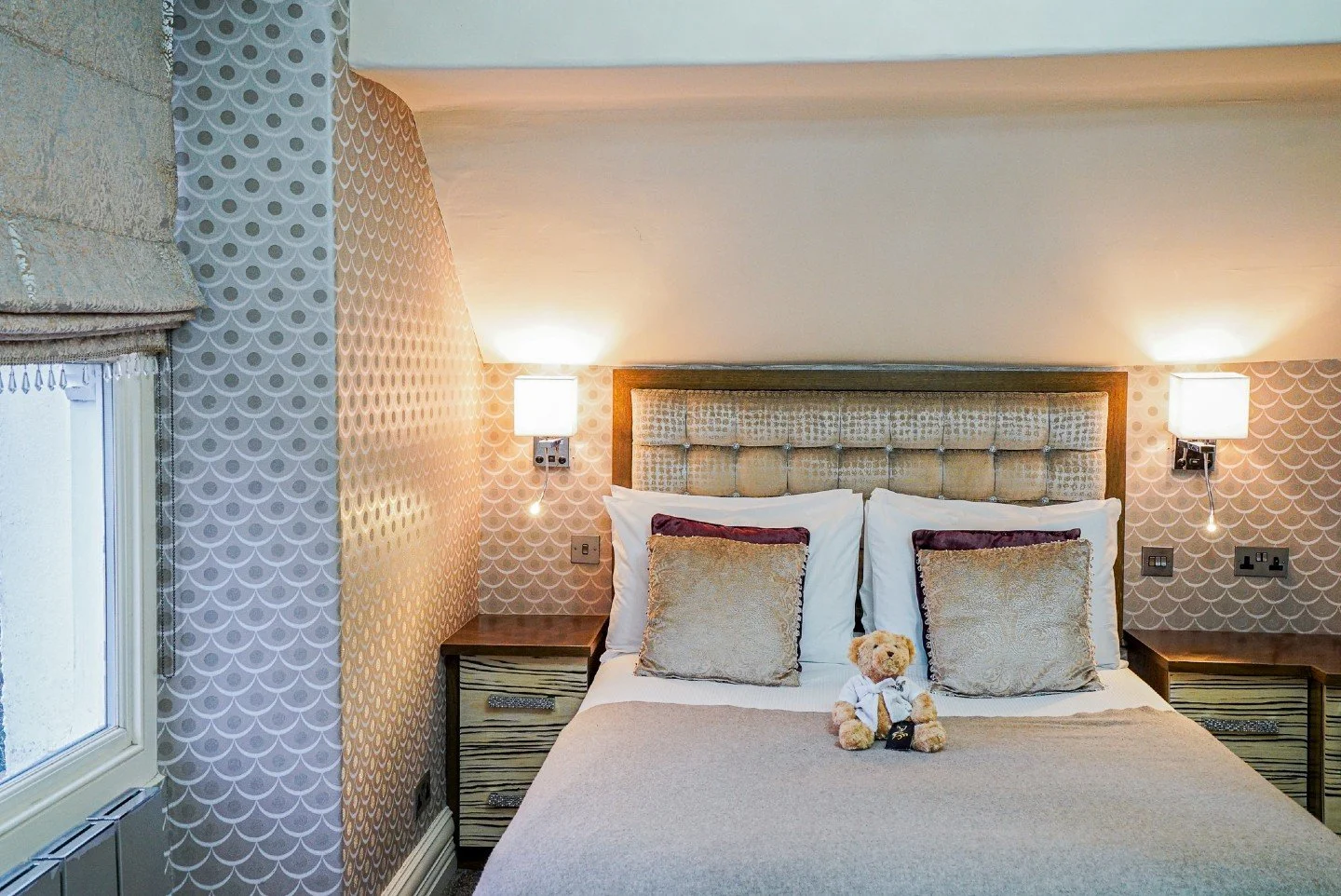 SWAP CHOCOLATE FOR BUBBLES THIS EASTER 🥂✨

The Easter break is nearly here. Instead of crowded family resorts, choose a refined, adult-only sanctuary in the heart of Bowness.

Our Spring Escape is the smart-choice for couples who want an uncluttered