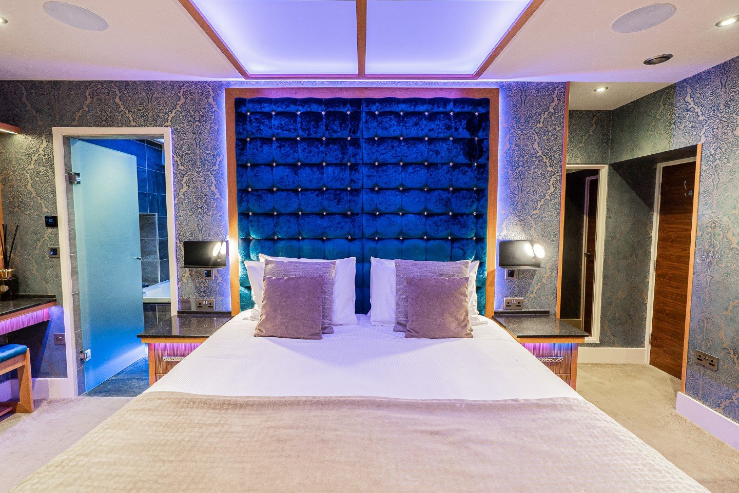 THREE NIGHTS IS THE SWEET SPOT ☁️

A 48-hour break is a tease. A 72-hour stay is a reset.

Book 7 days in advance for 3 nights or more and we&rsquo;ll take 30% OFF your entire stay. Enjoy an extra night of super-king comfort and decadent spa baths fo