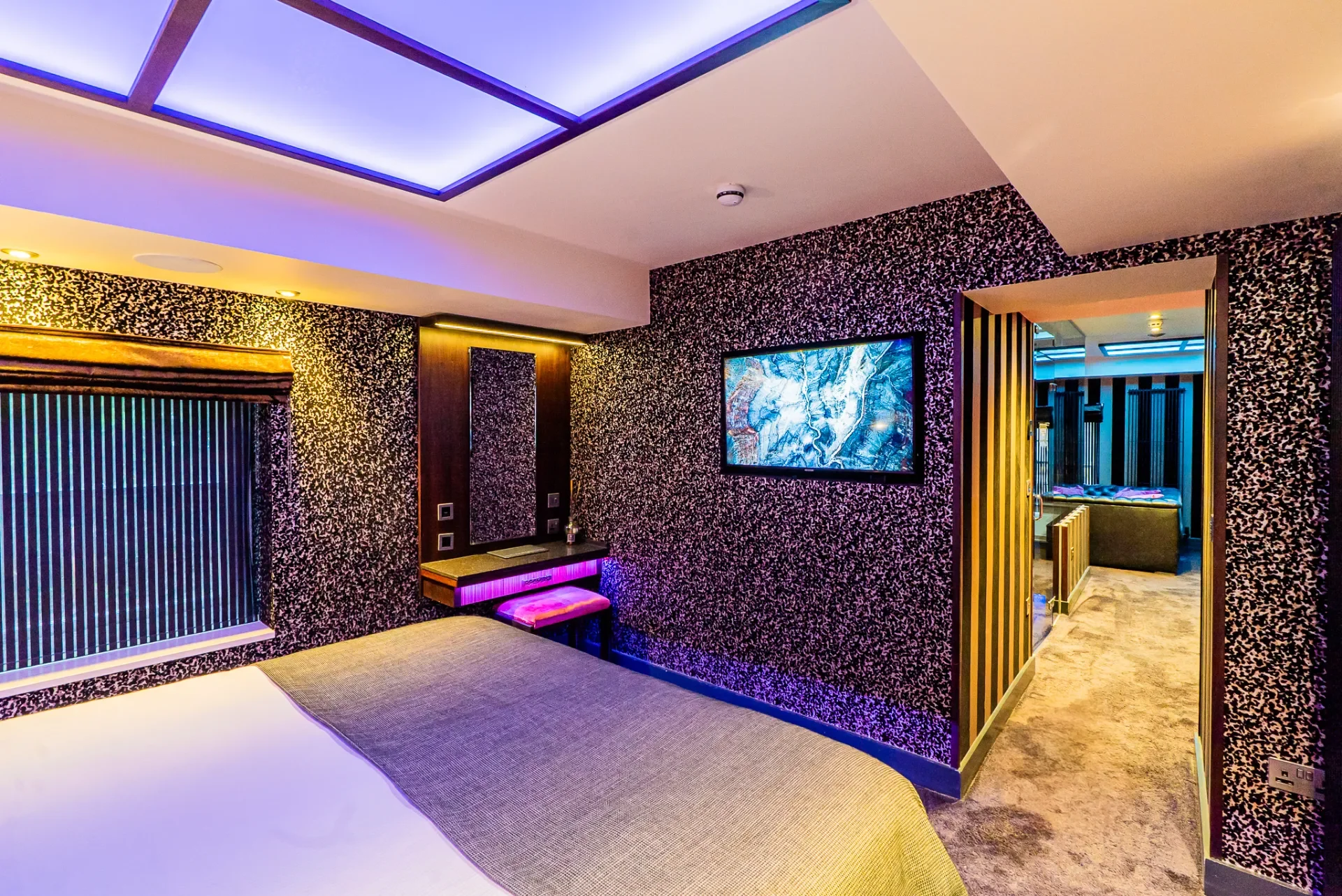 Cranleigh Boutique-Fantasy Suite-bedroom.jpgDSC09025.webp