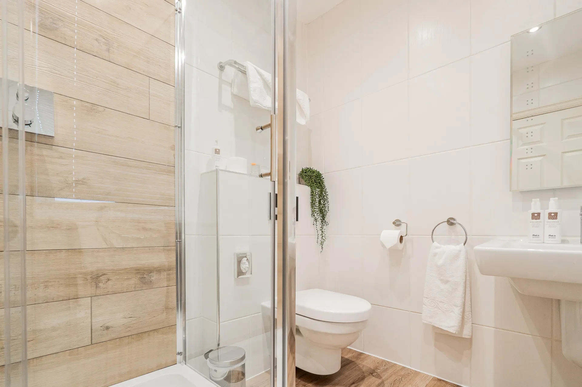 cranleigh-hotel-room-4-shower-bowness-on-windermere-DSC09818.webp